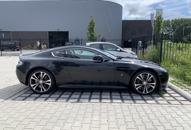 Aston Martin V12 Vantage Carbon Black Edition