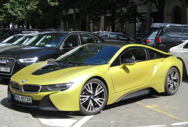 BMW i8 Protonic Frozen Yellow Edition