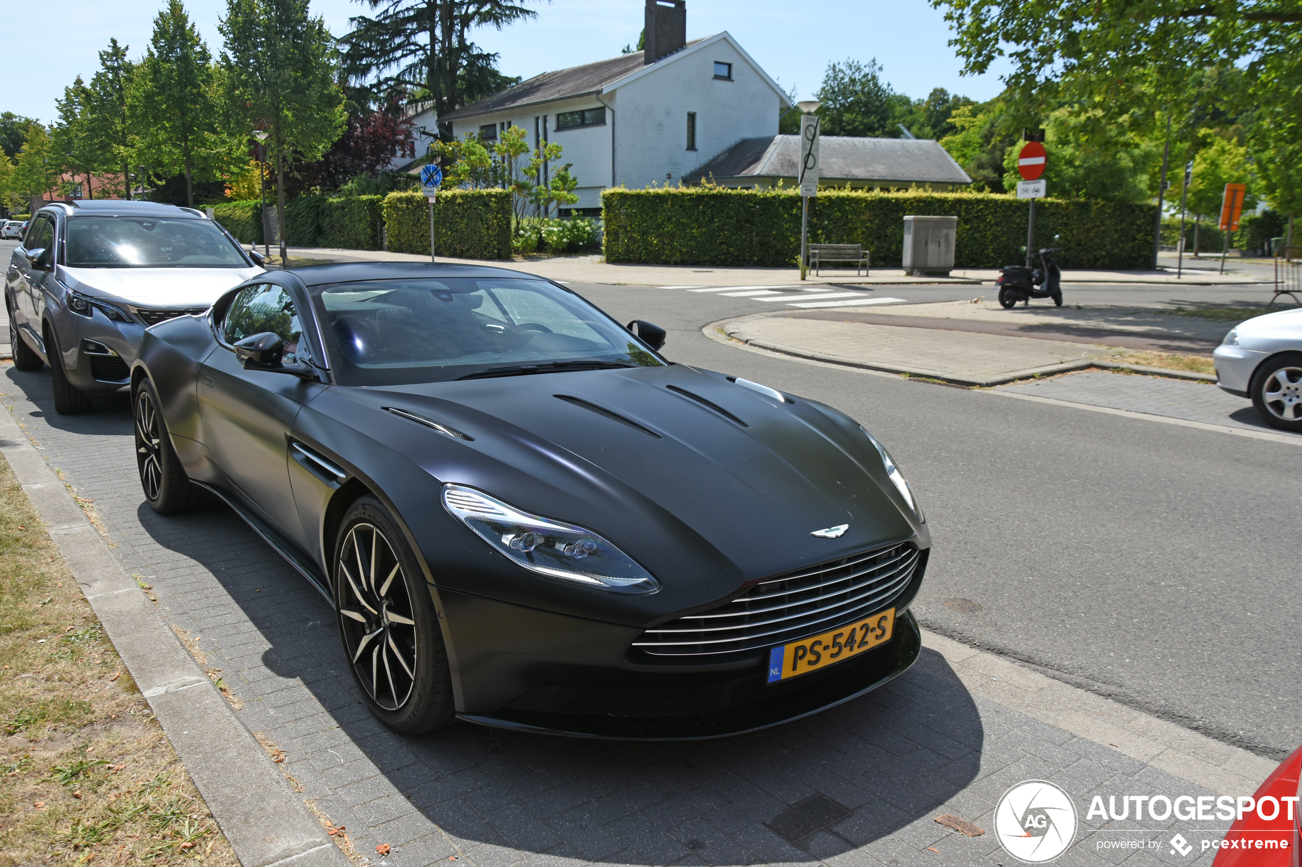 Aston Martin DB11