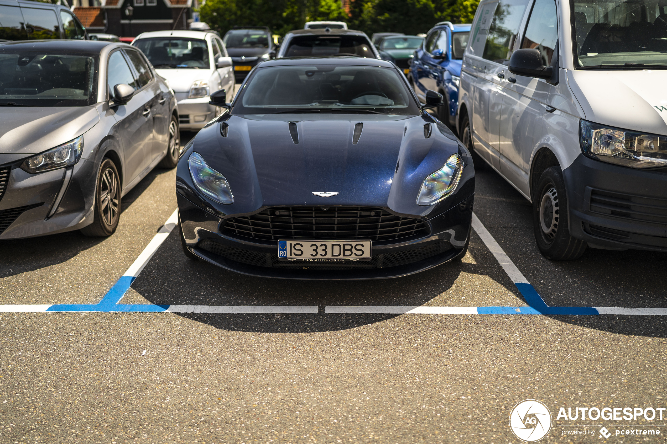 Aston Martin DB11