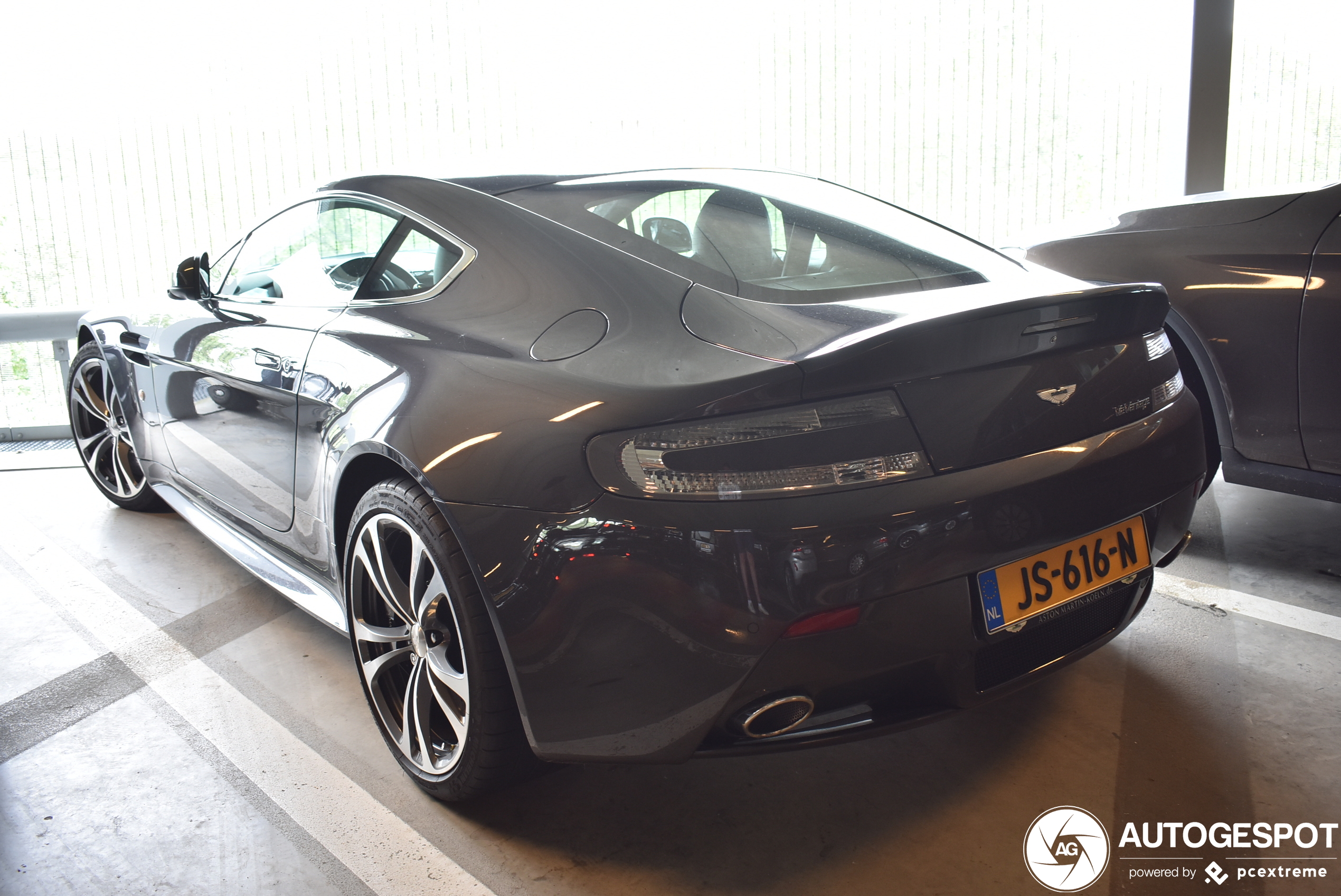 Aston Martin V12 Vantage