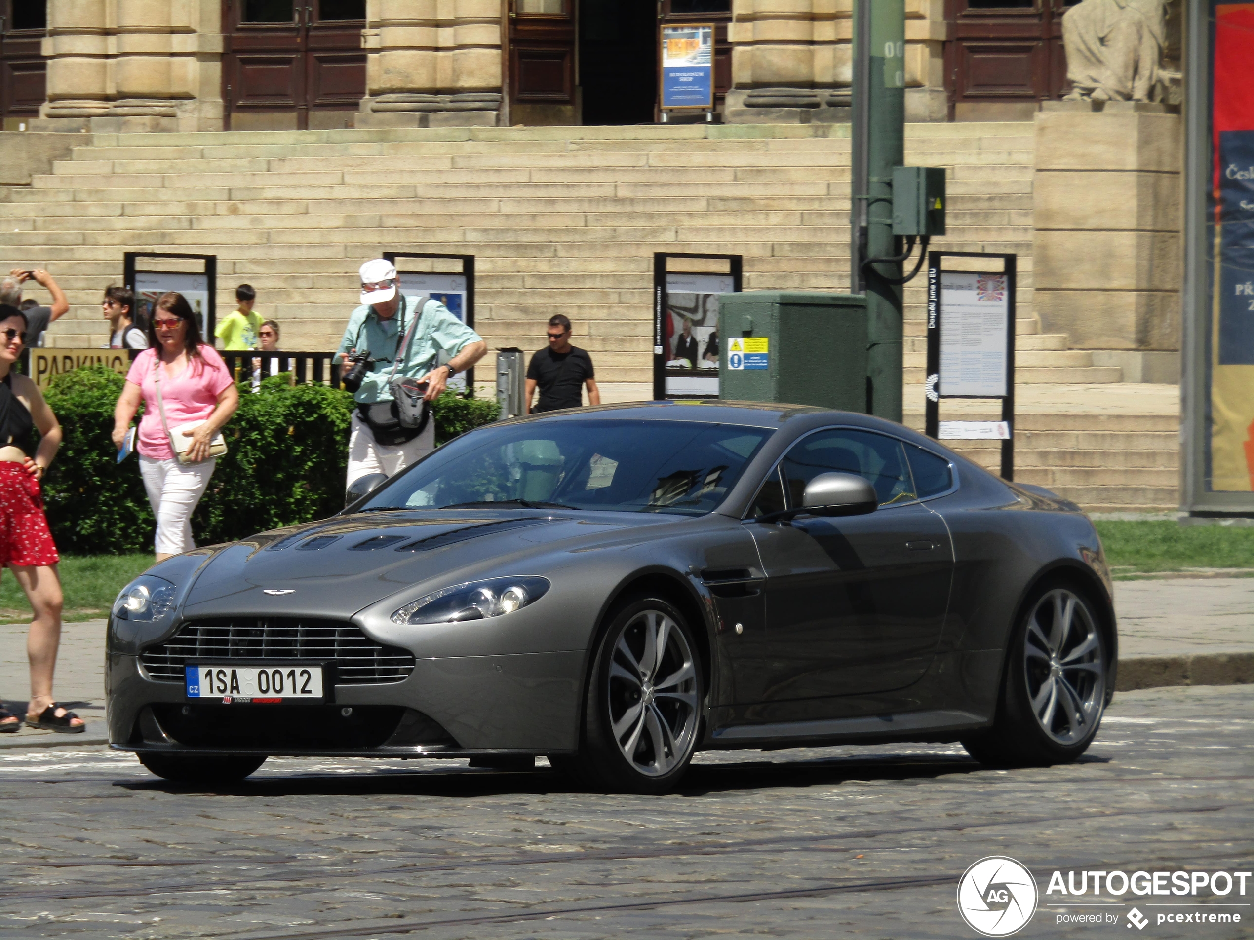 Aston Martin V12 Vantage