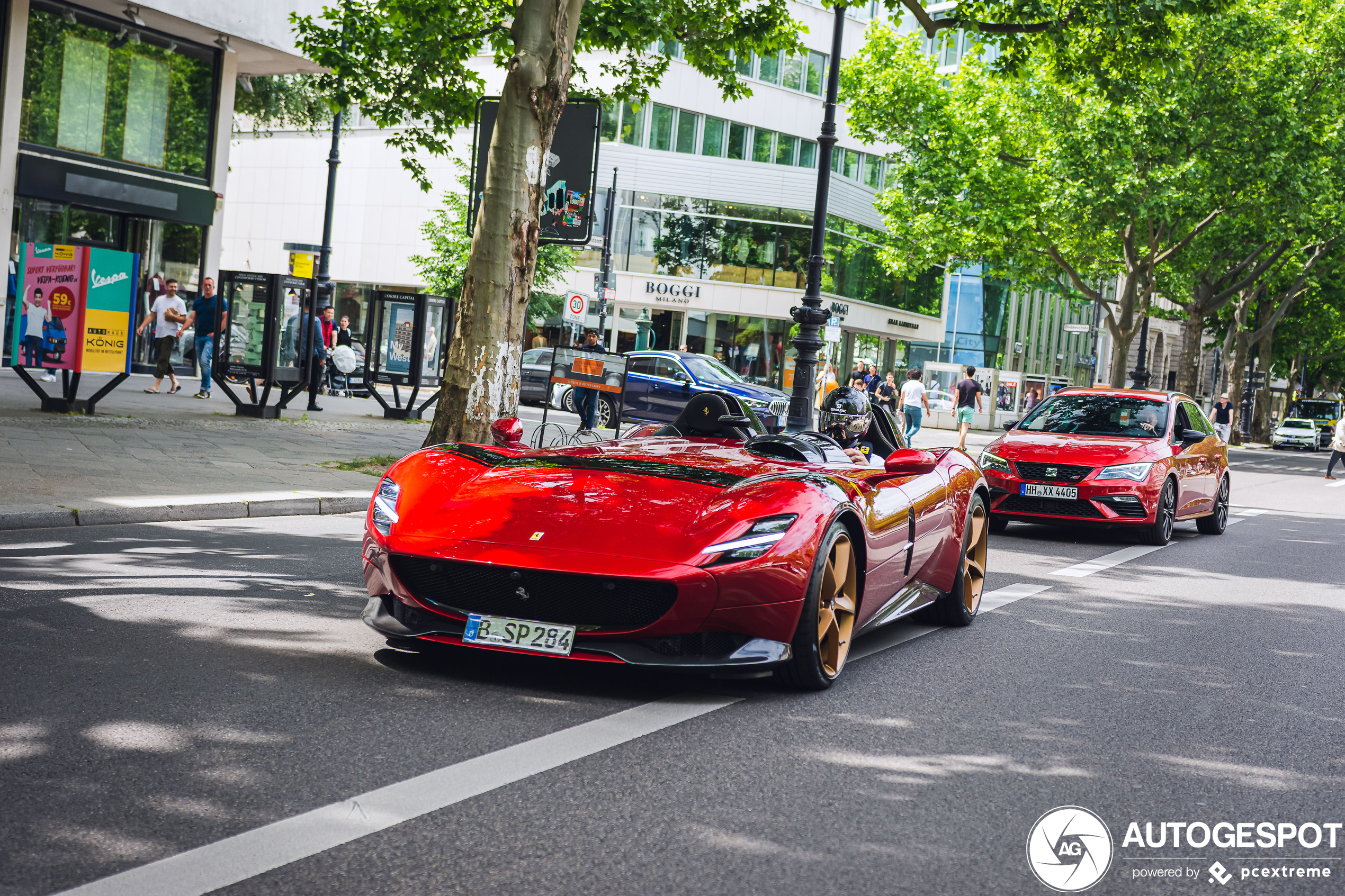 Ferrari Monza SP2 oogt futuristisch in Berlijn