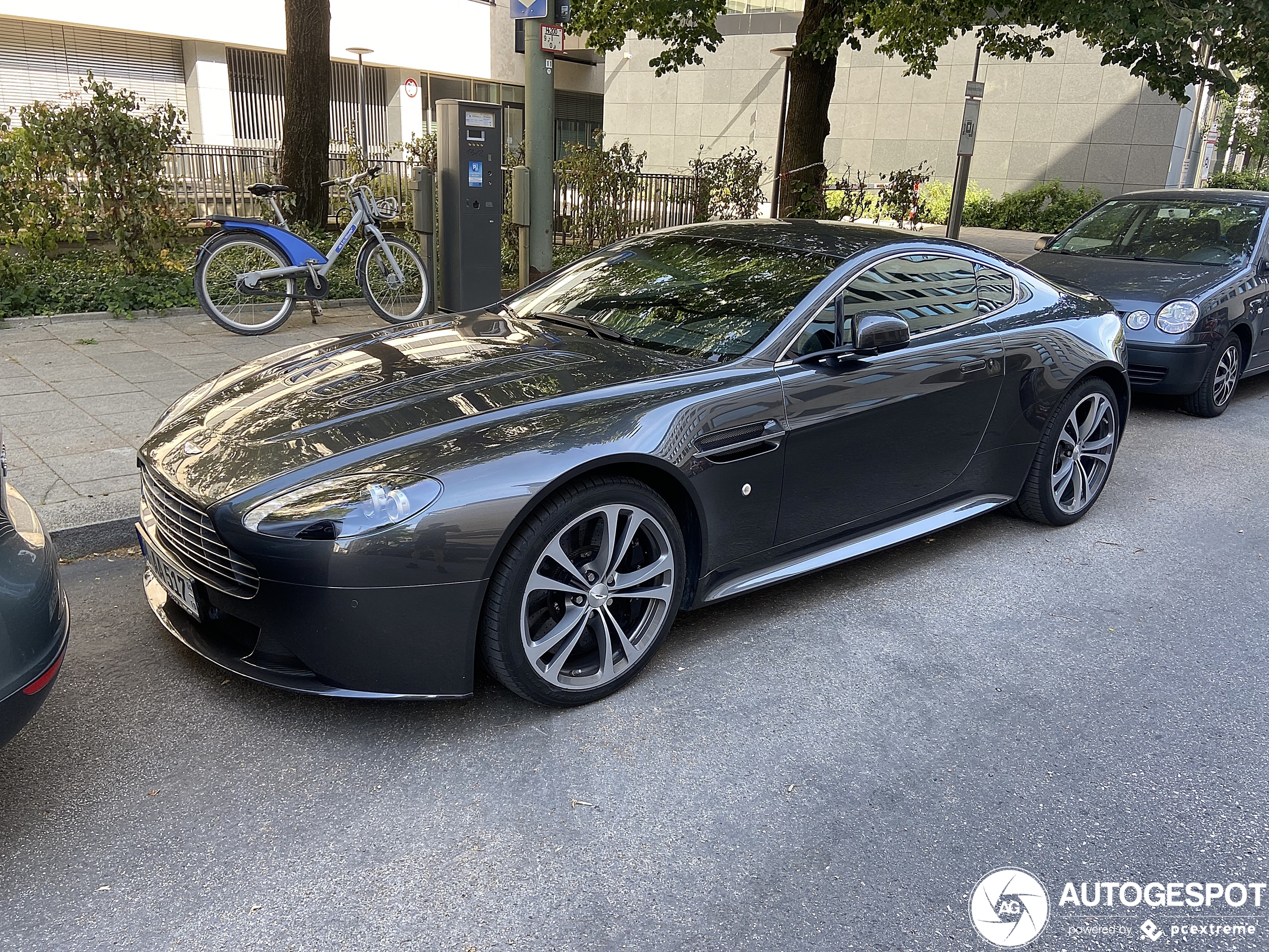 Aston Martin V12 Vantage