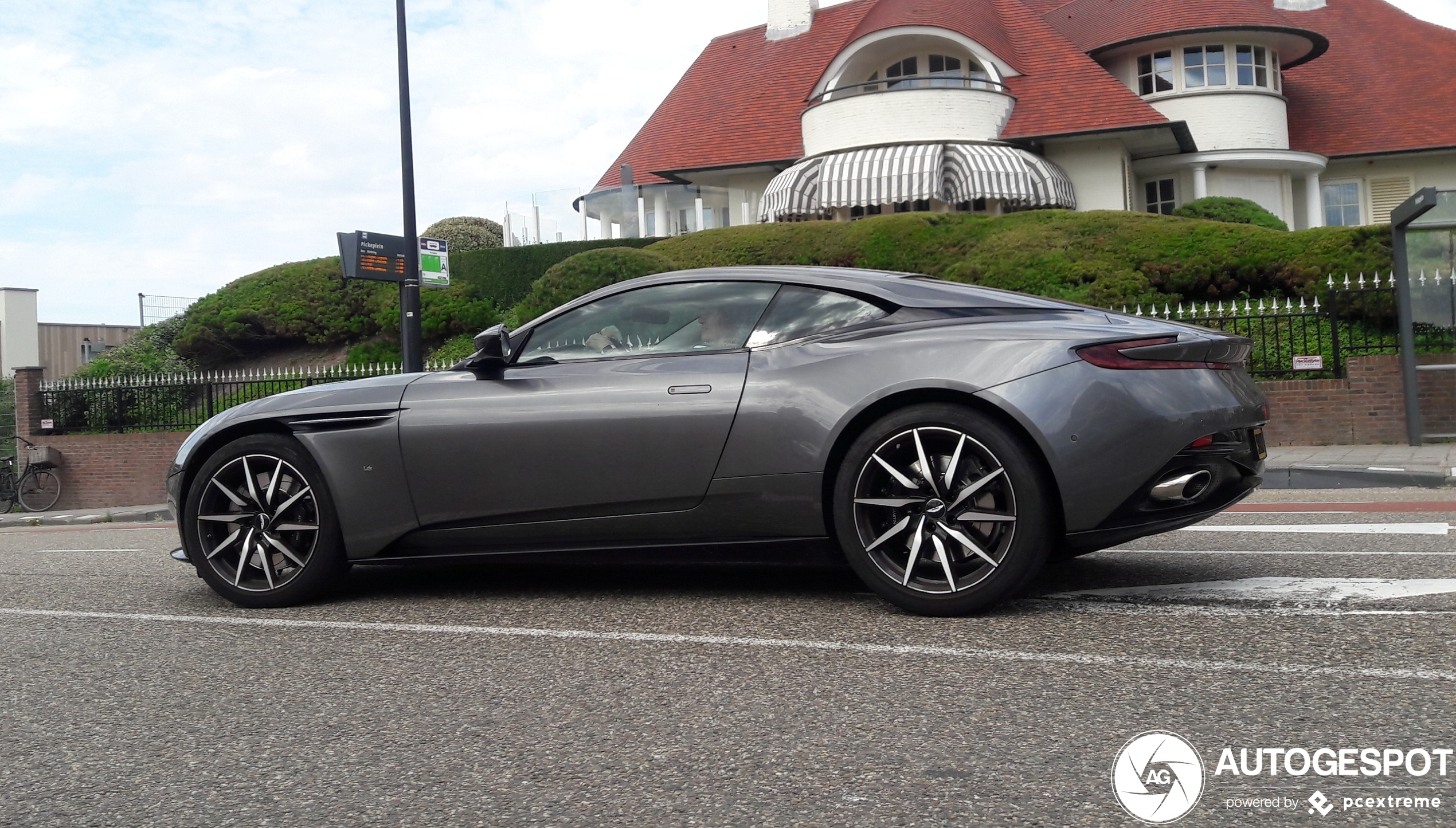 Aston Martin DB11