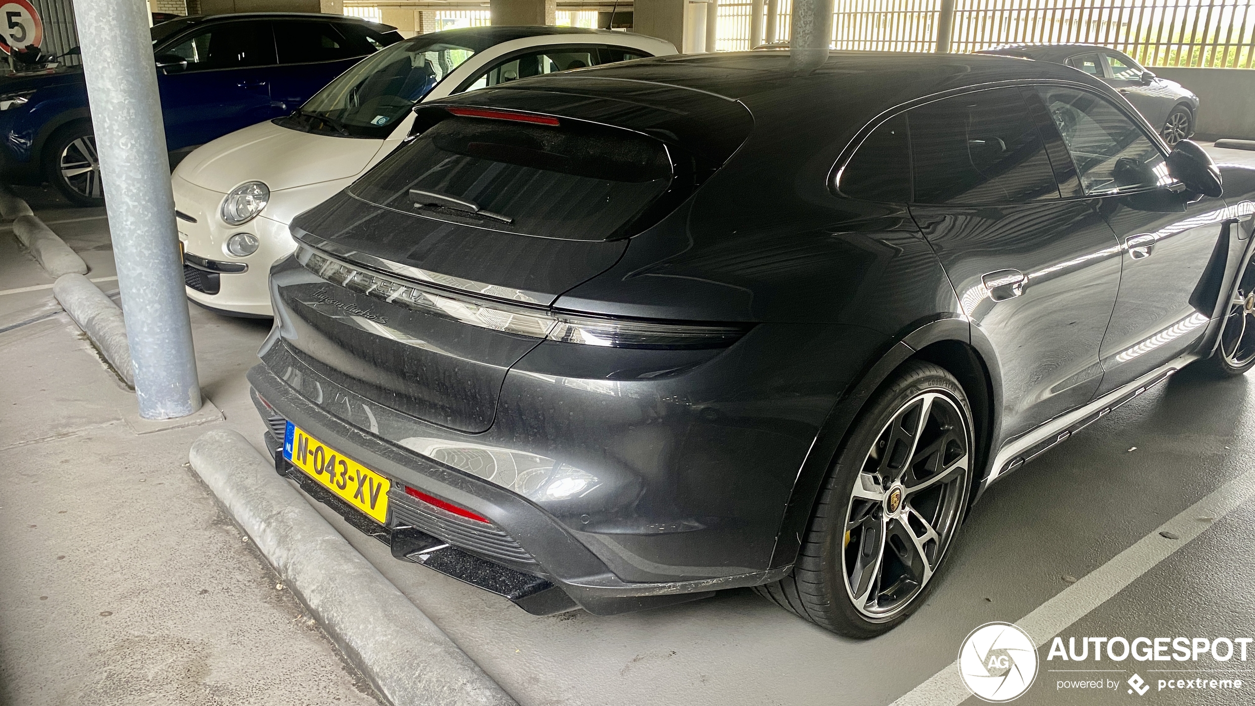 Porsche Taycan Turbo S Cross Turismo