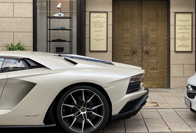 Lamborghini Aventador S LP740-4