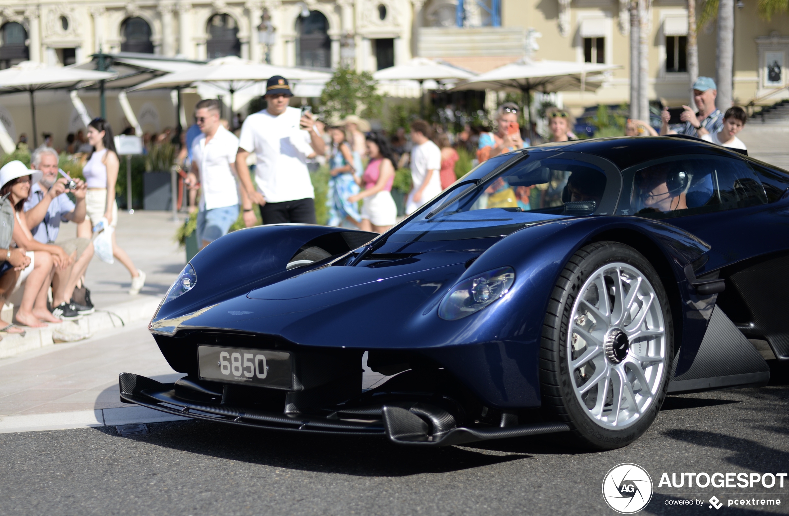 David Coulthard showt zijn Aston Martin Valkyrie in Monaco