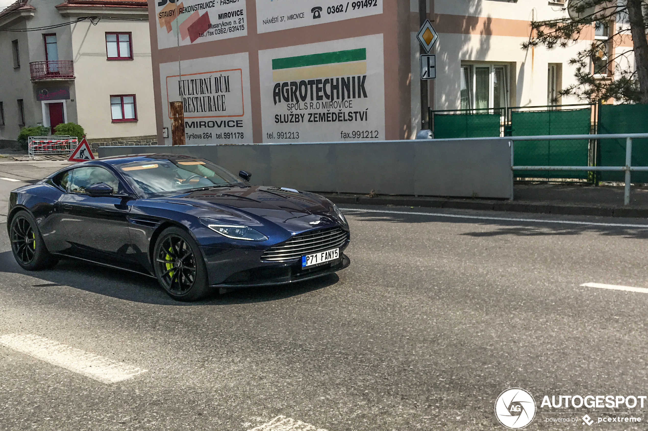 Aston Martin DB11 AMR