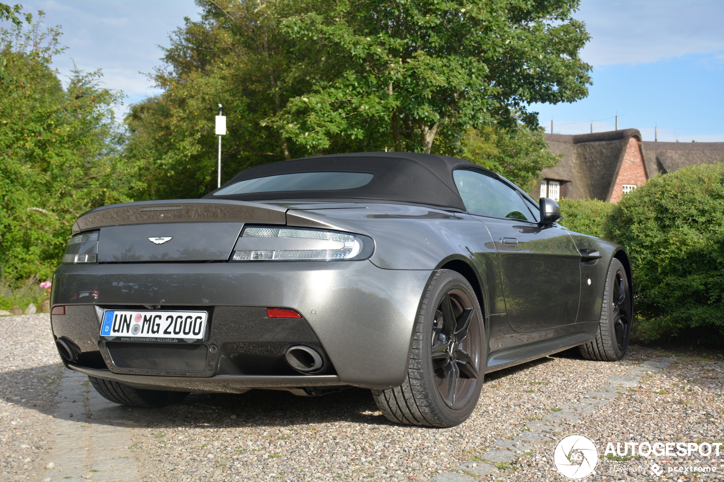 Aston Martin V8 Vantage Roadster 2012