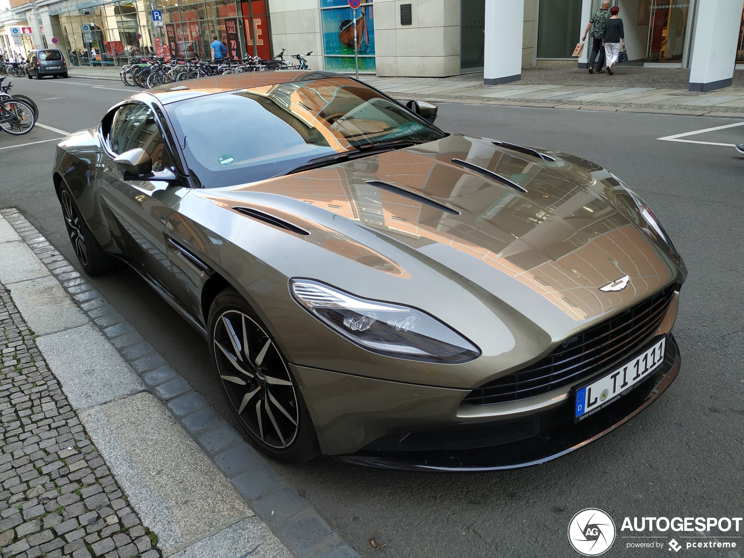 Aston Martin DB11