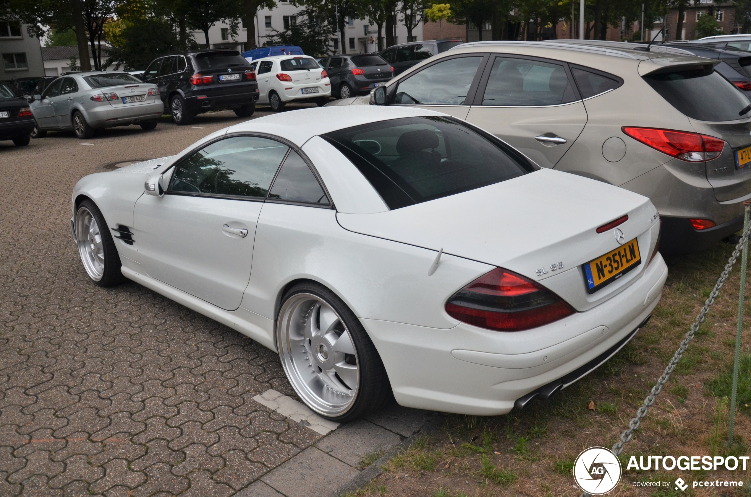 Mercedes-Benz SL 55 AMG draagt aparte schoenen