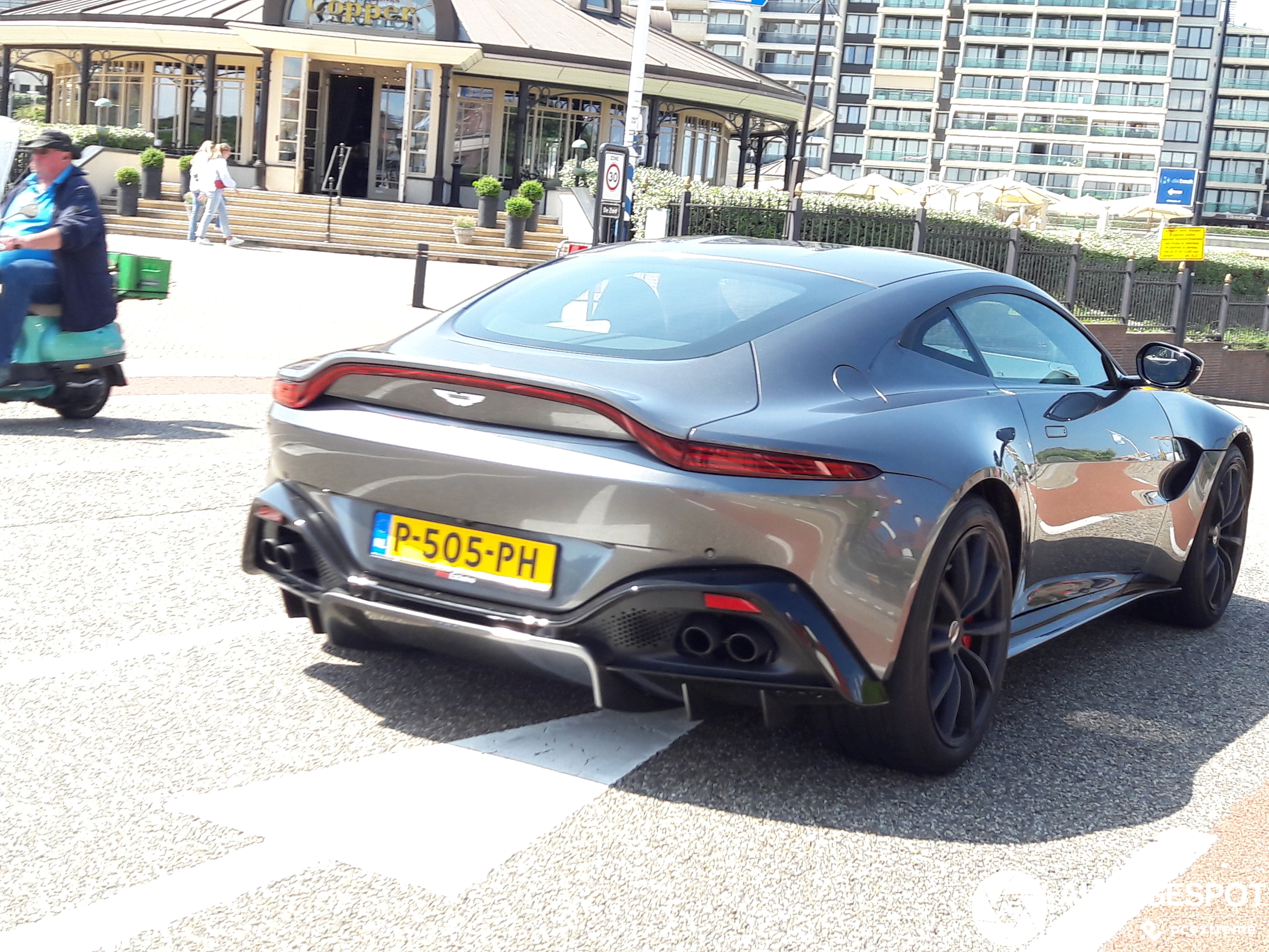 Aston Martin V8 Vantage 2018