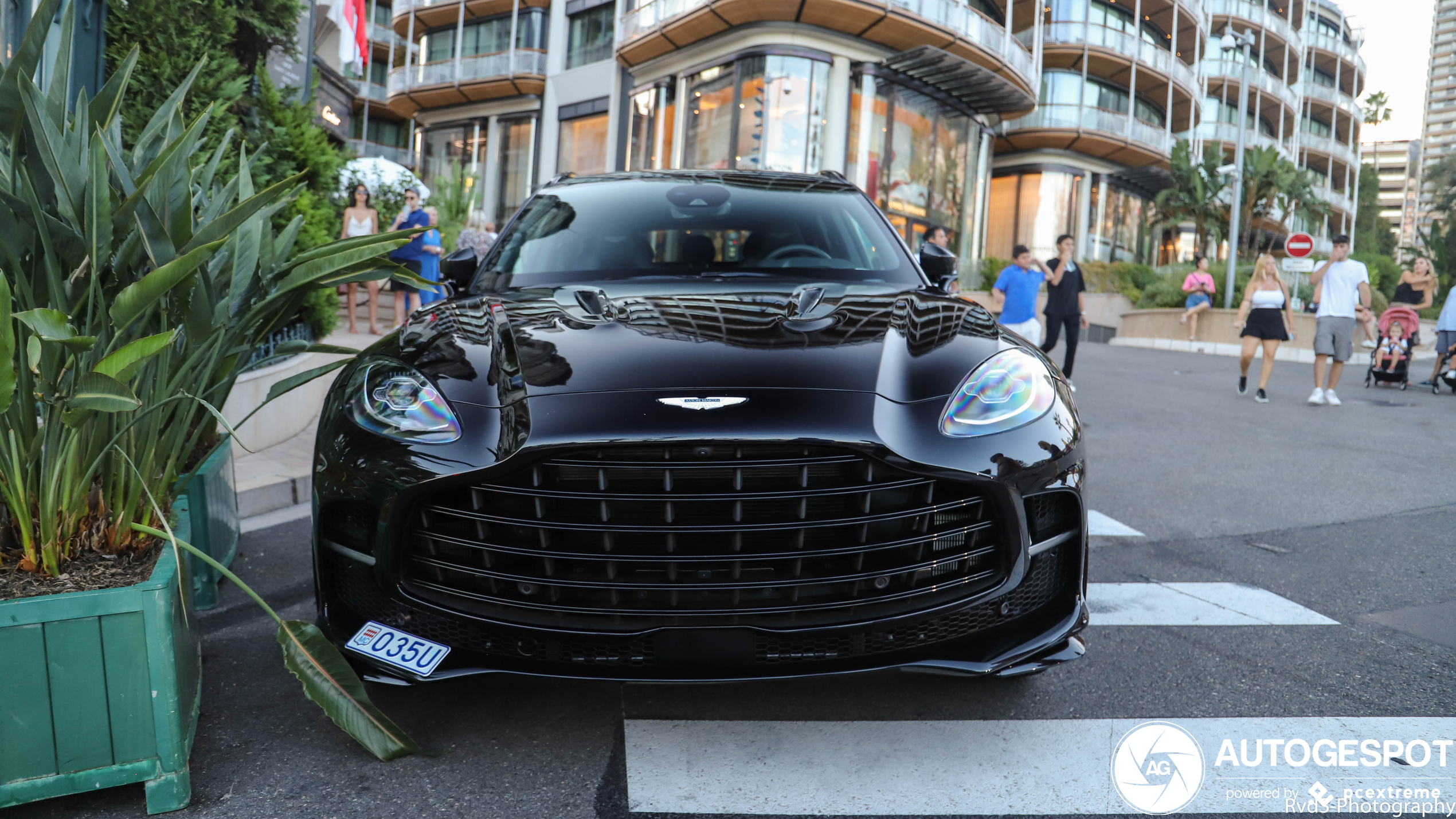 Aston Martin DBX707