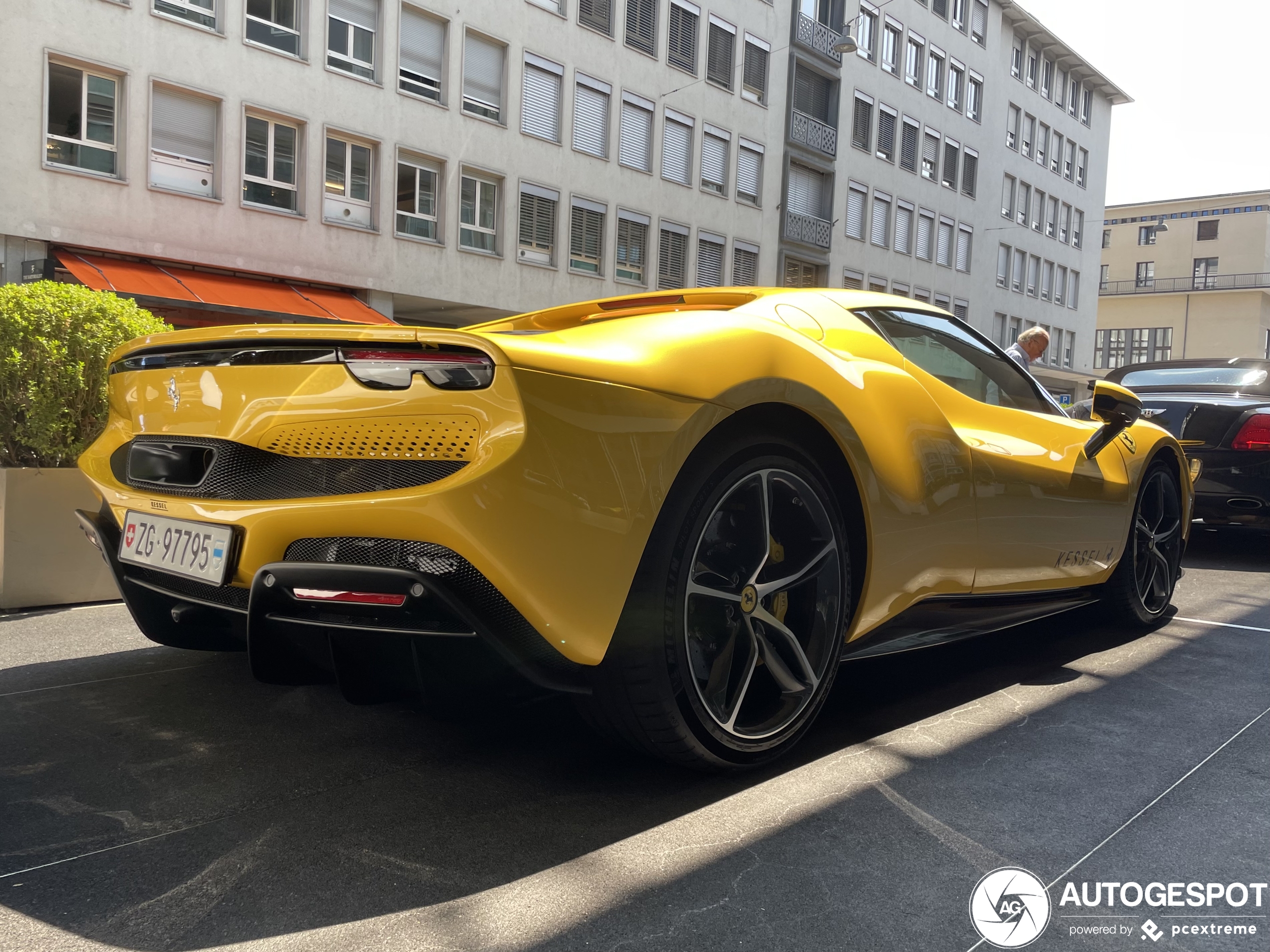 Gele Ferrari 296 GTB vraagt ietwat gewenning