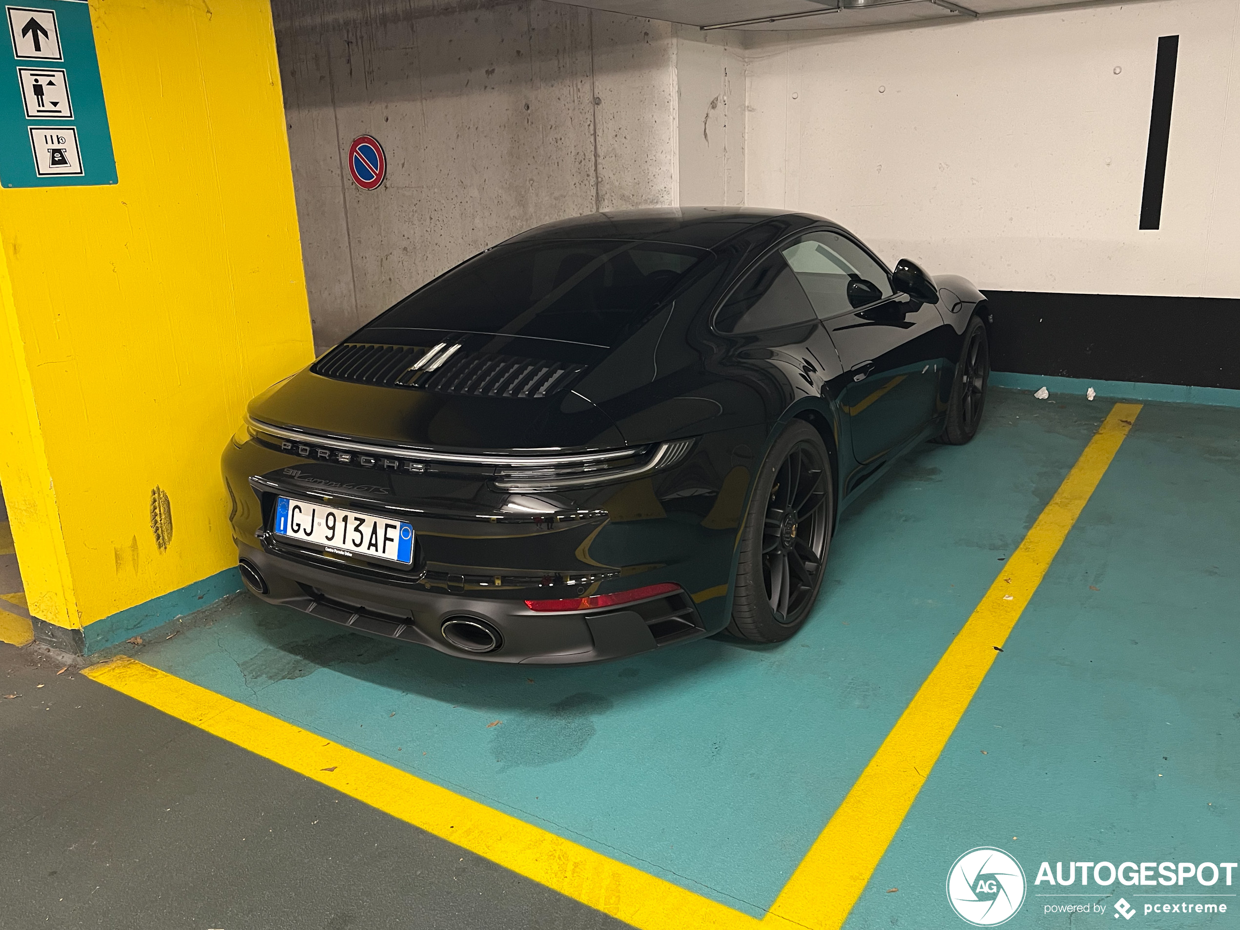 Porsche 992 Carrera 4 GTS