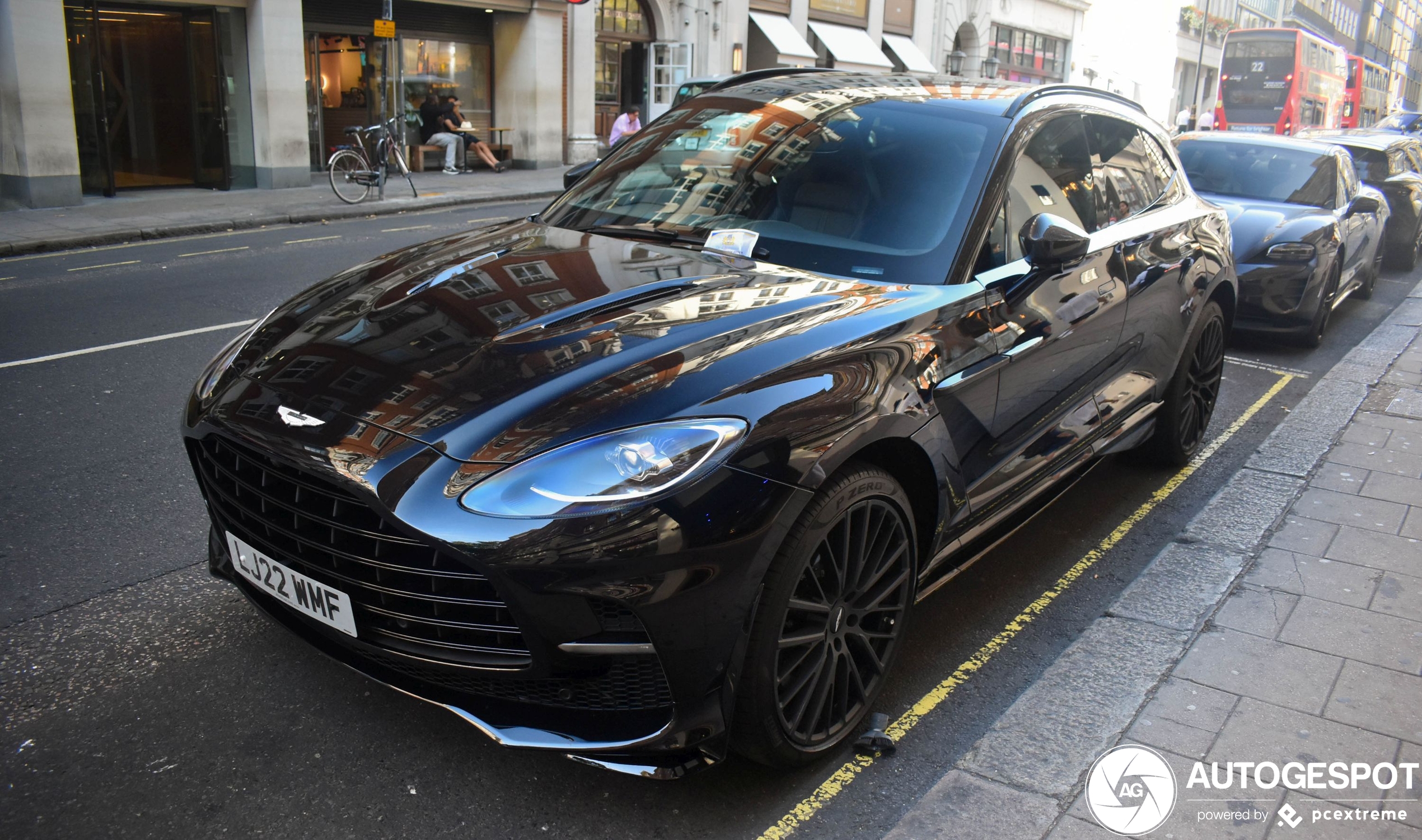 Aston Martin DBX707