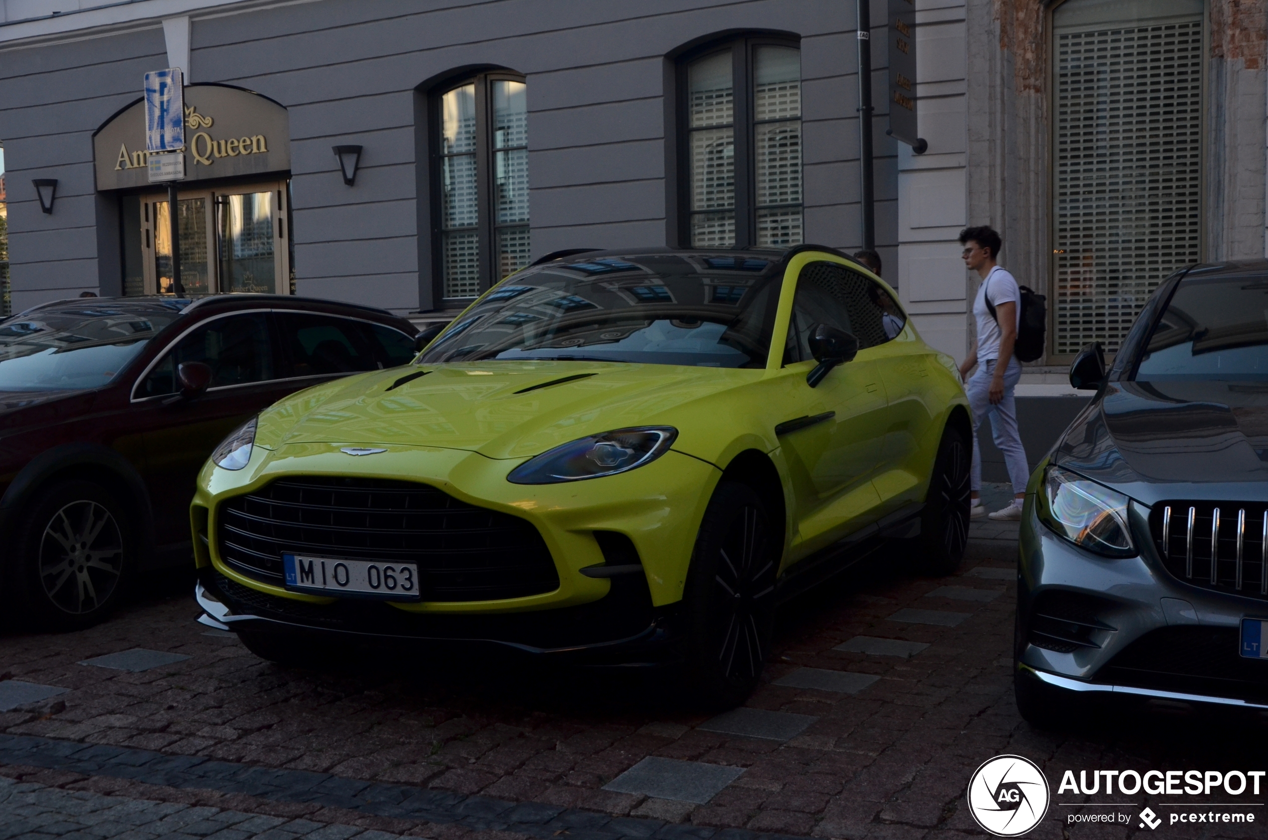 Aston Martin DBX707