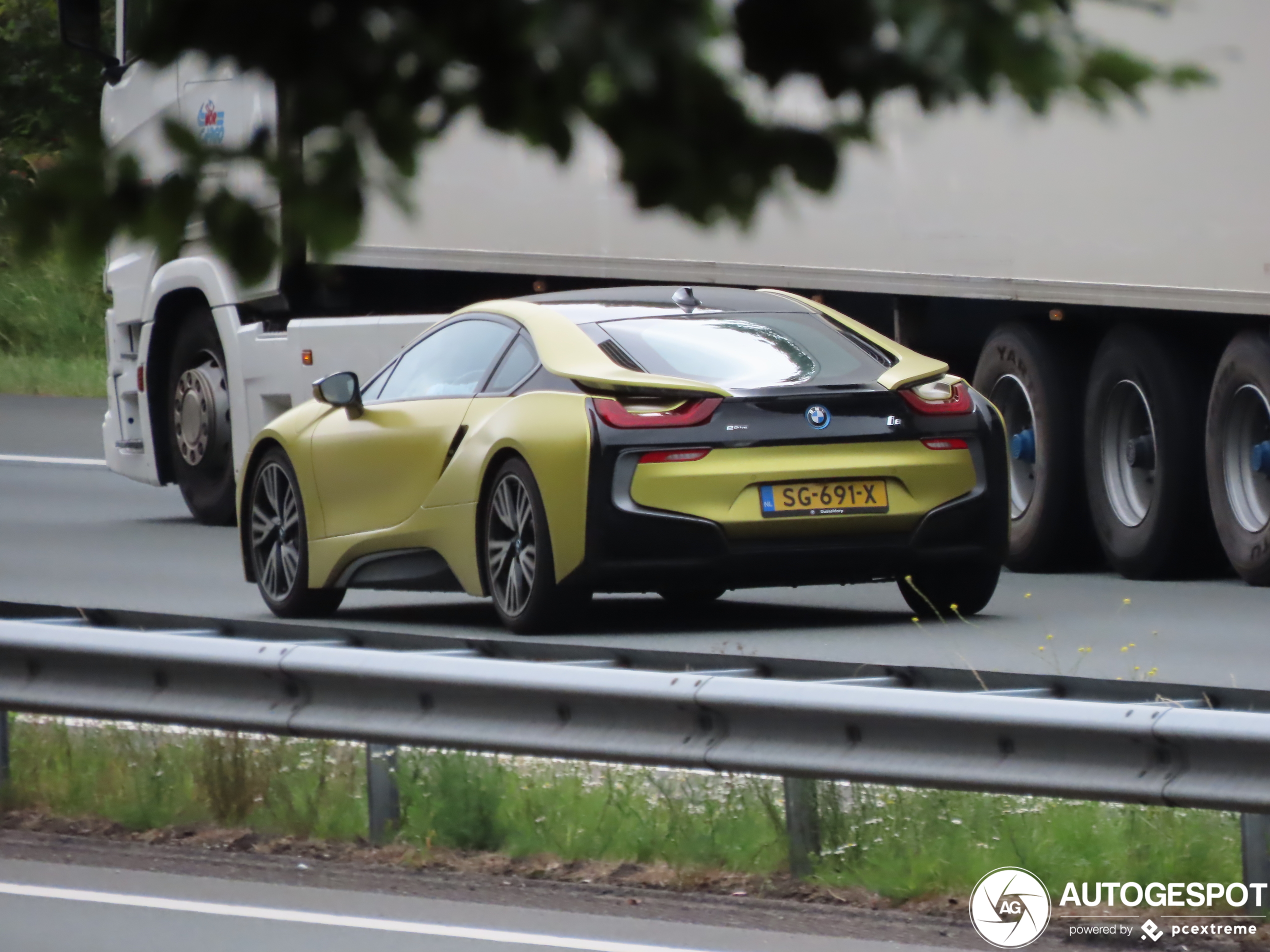 BMW i8 Protonic Frozen Yellow Edition