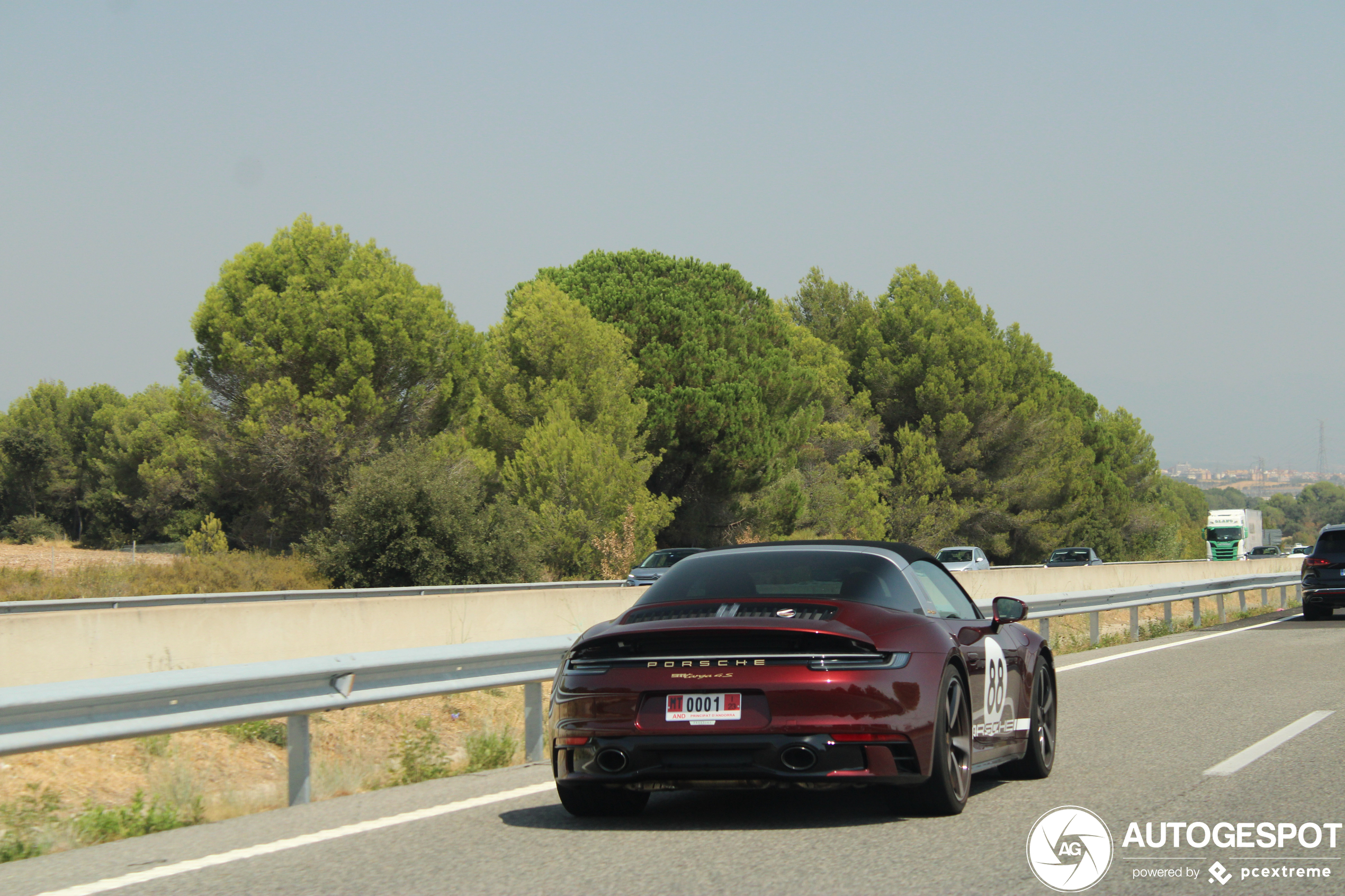 Porsche 992 Targa 4S Heritage Design Edition