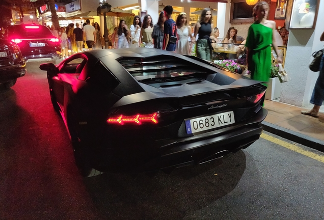 Lamborghini Aventador S LP740-4