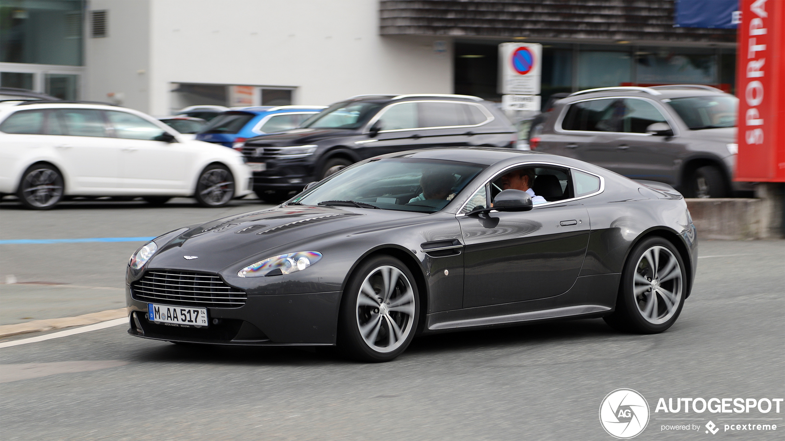 Aston Martin V12 Vantage