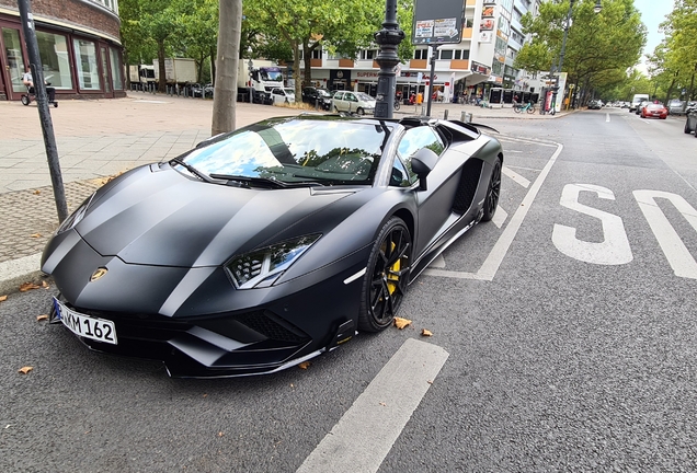 Lamborghini Aventador S LP740-4 Roadster Mansory