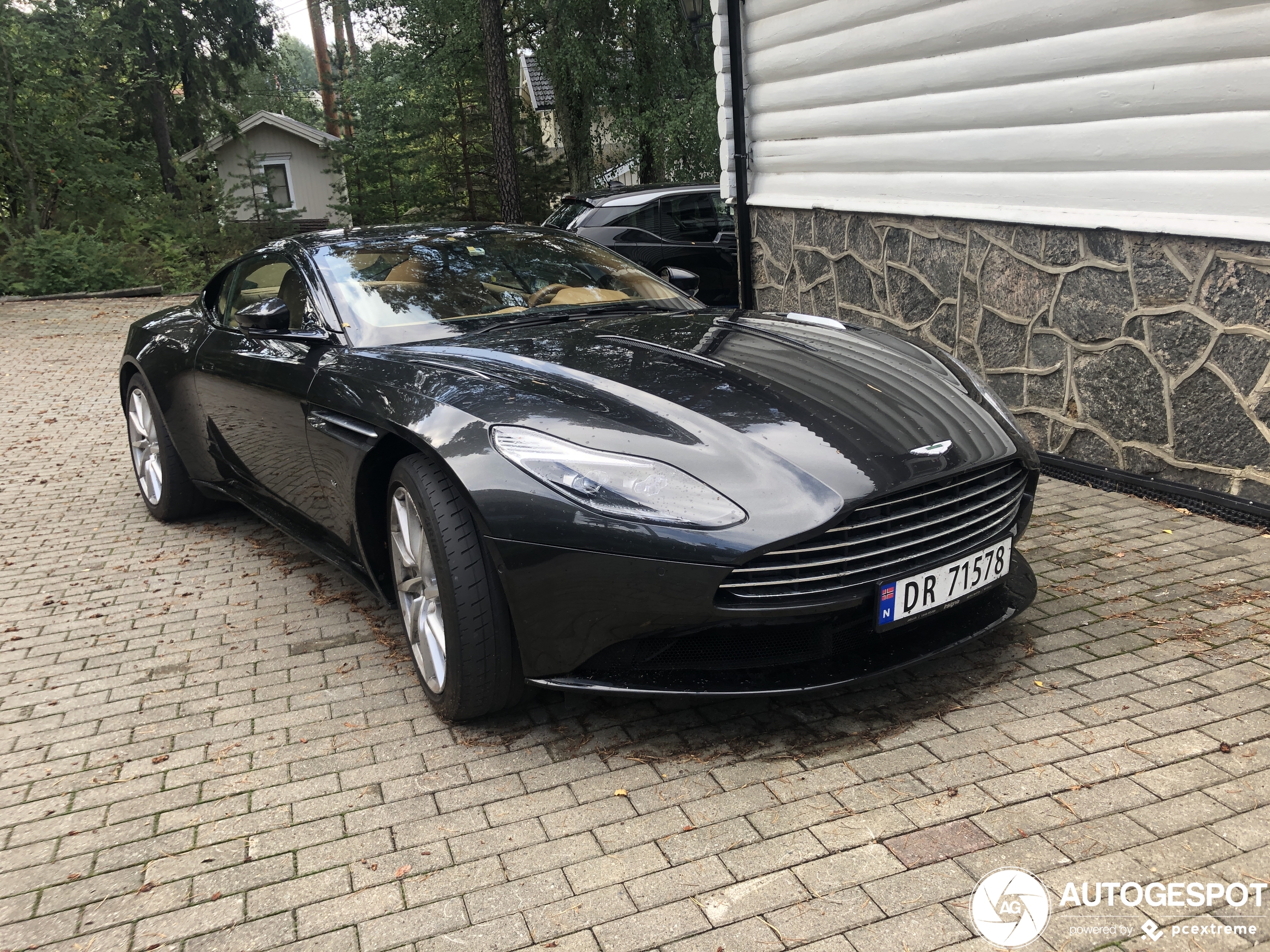 Aston Martin DB11