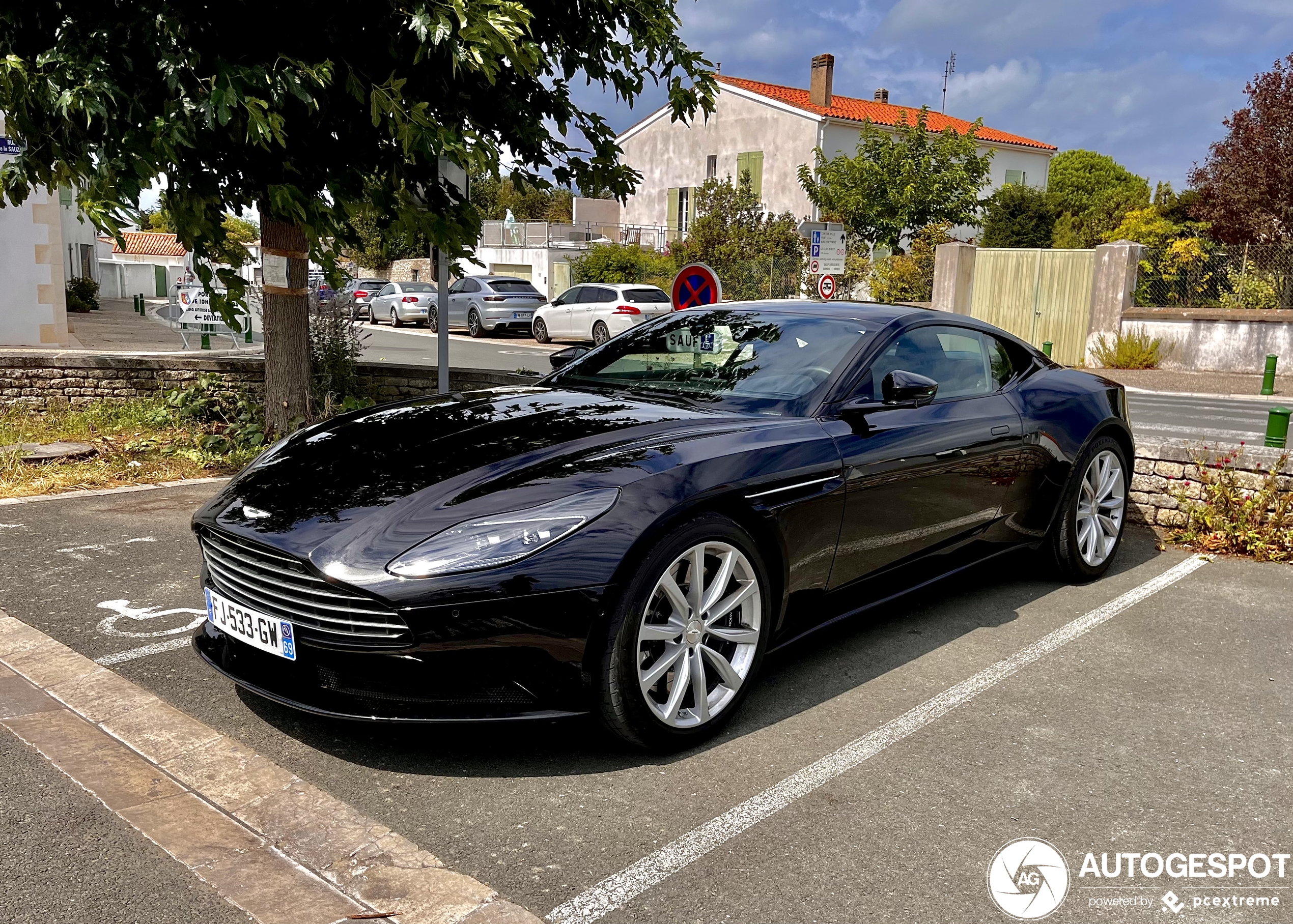 Aston Martin DB11 V8