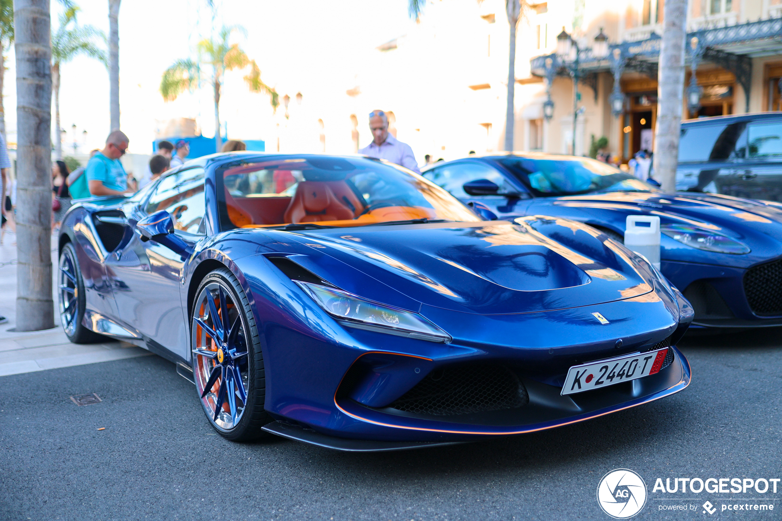 Heftige Ferrari F8 Spider staat op casinoplein in Monaco