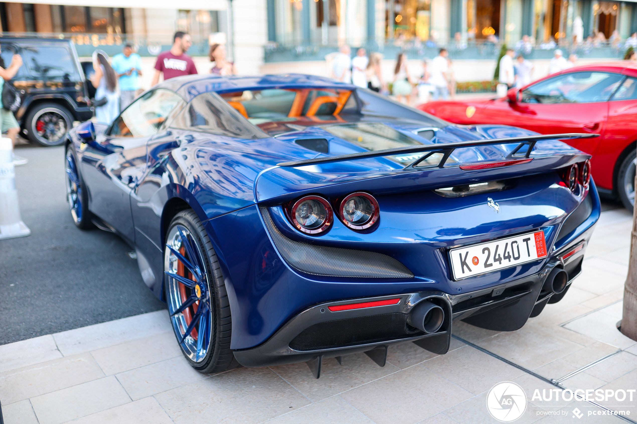 Heftige Ferrari F8 Spider staat op casinoplein in Monaco