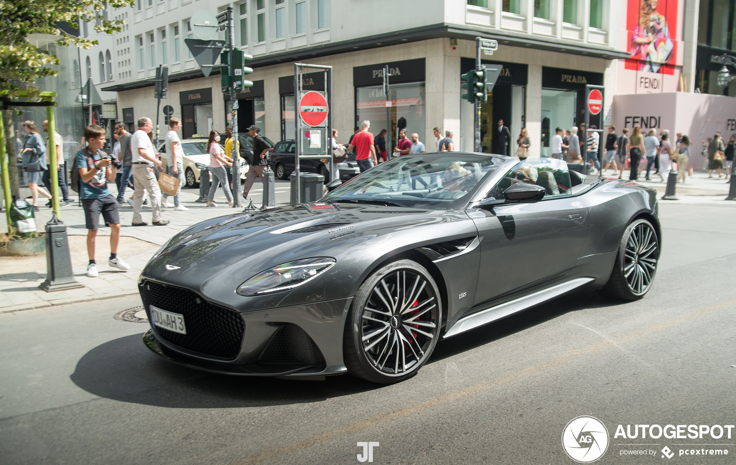 Aston Martin DBS Superleggera Volante