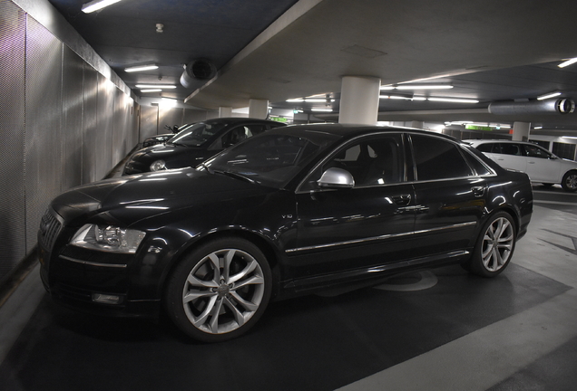 Audi S8 D3