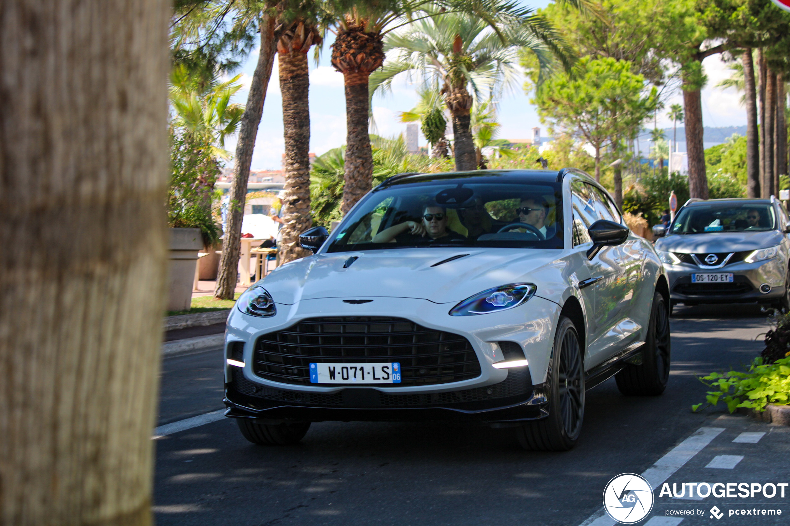 Aston Martin DBX707