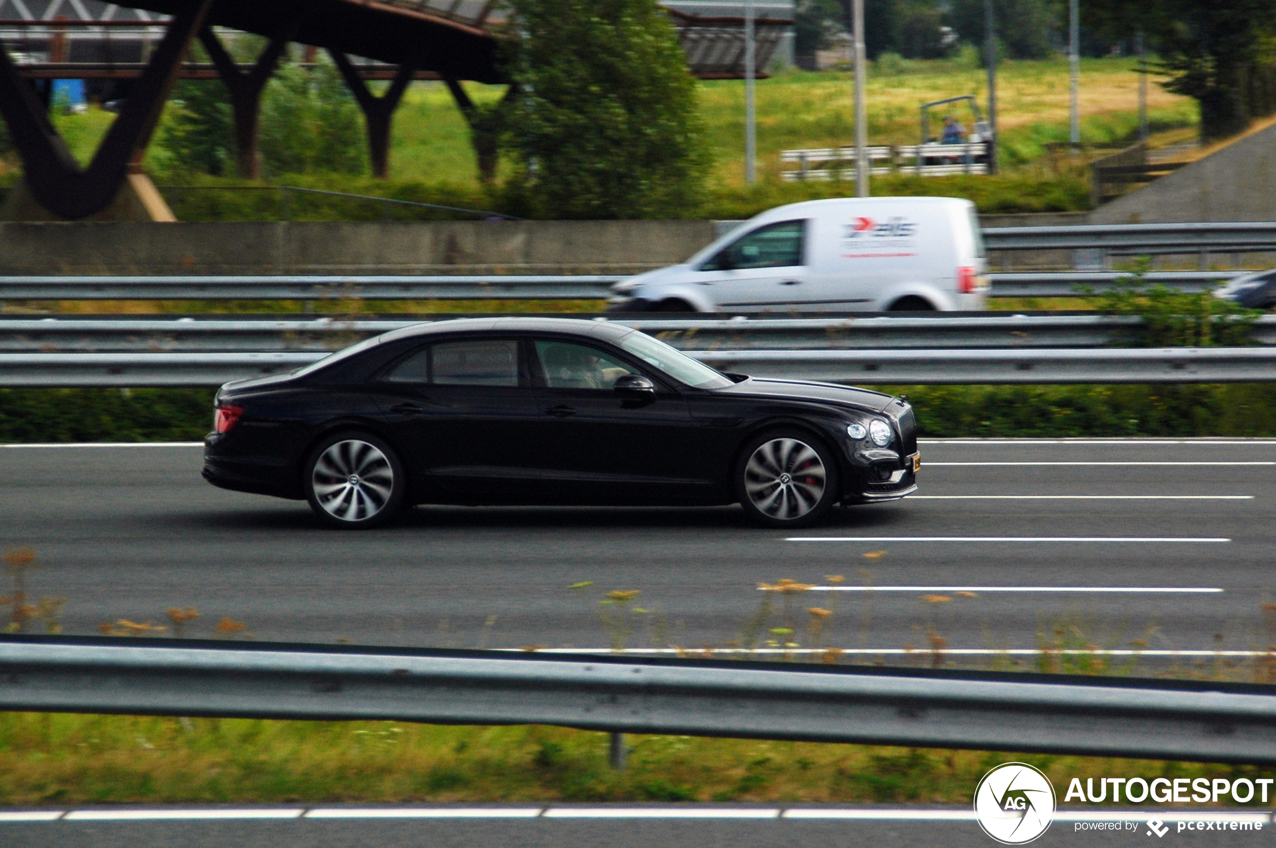 Bentley Flying Spur Hybrid