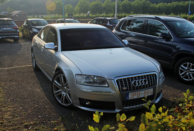 Audi S8 D3