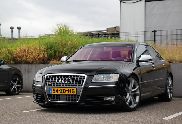 Audi S8 D3