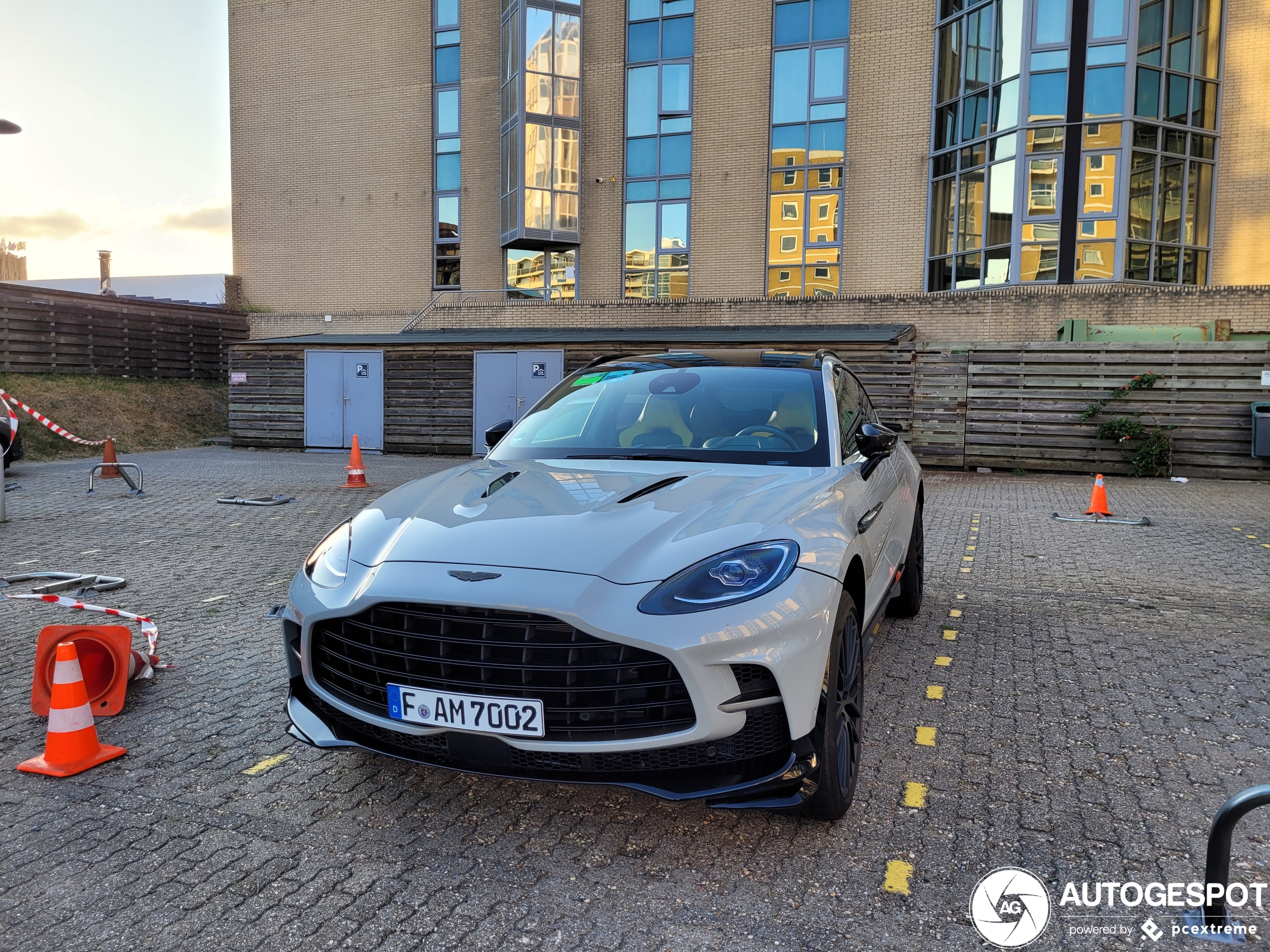 Aston Martin DBX707