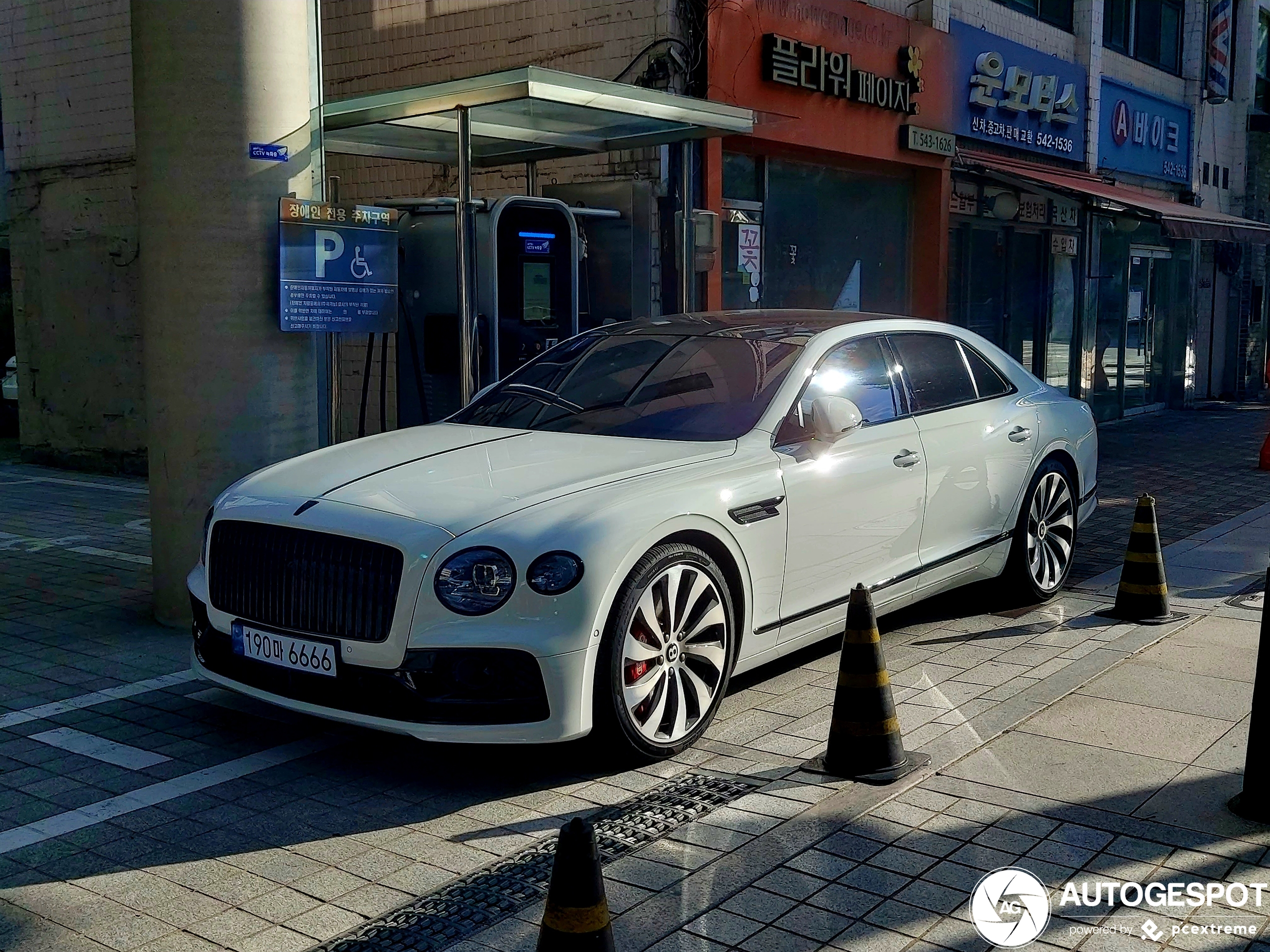 Bentley Flying Spur V8 2021