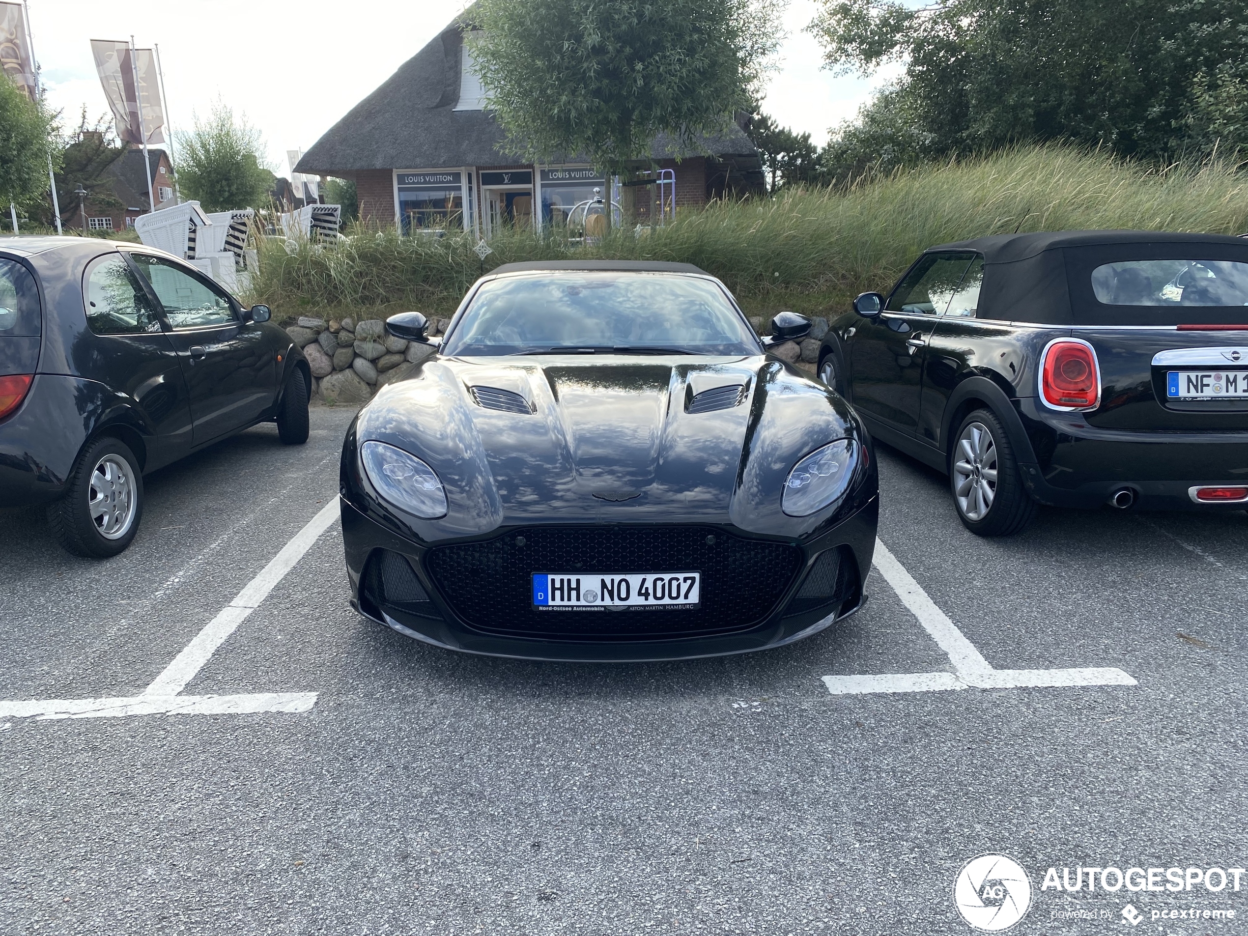 Aston Martin DBS Superleggera Volante