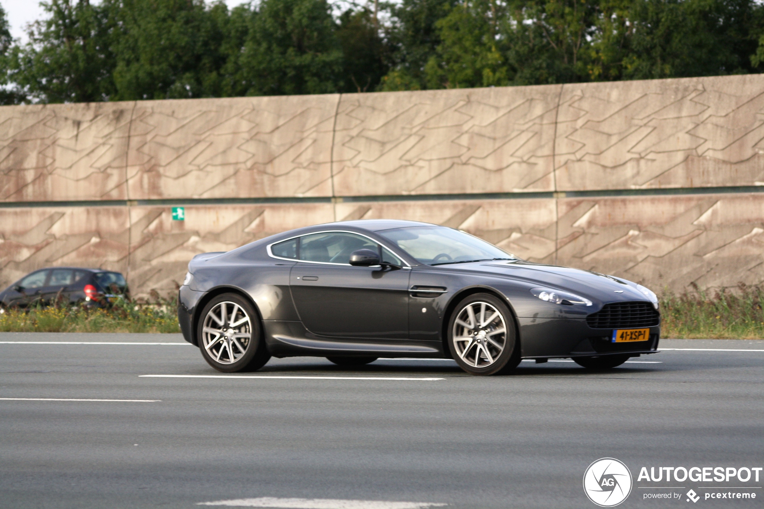 Aston Martin V8 Vantage 2012