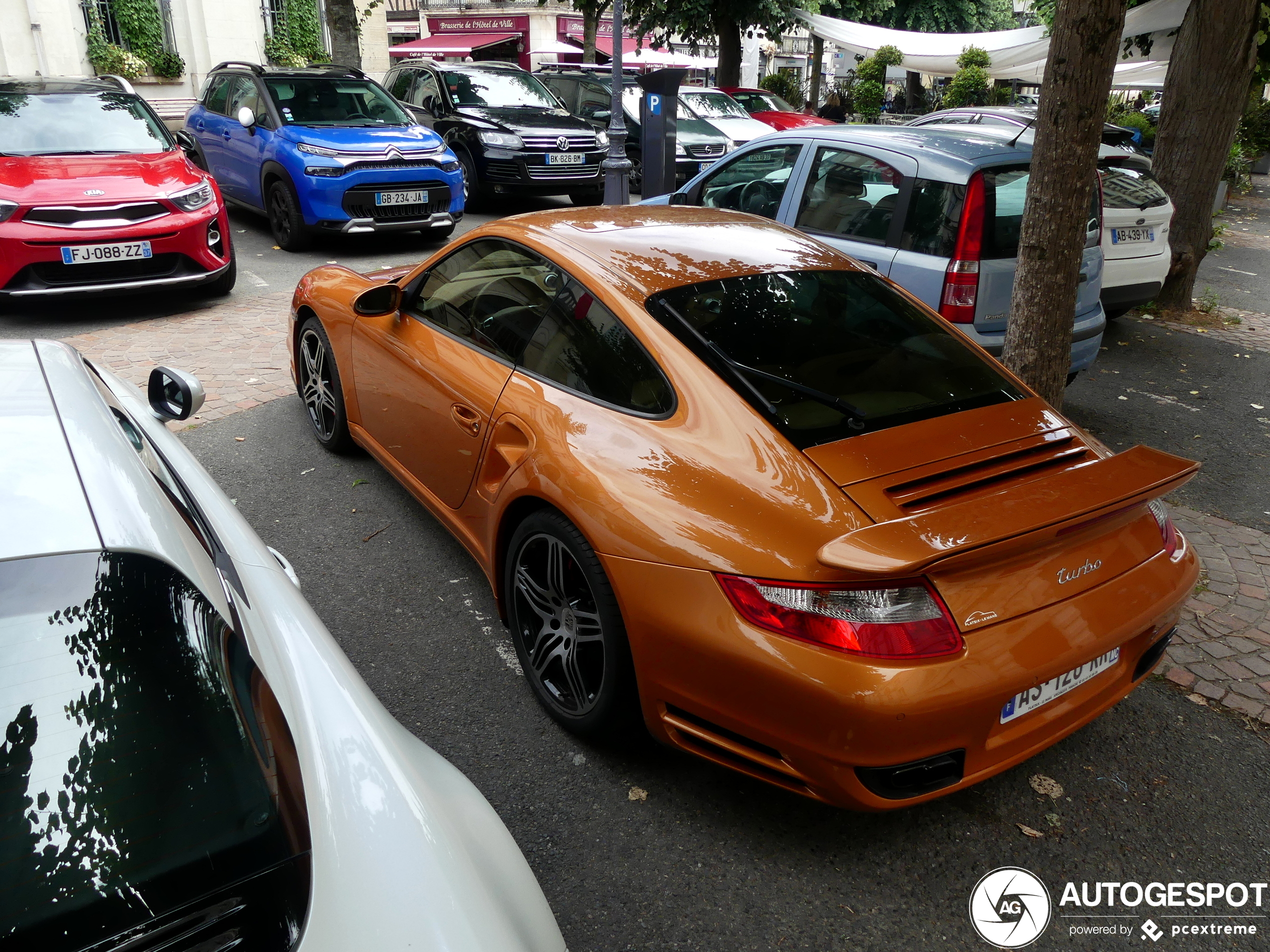 Bruin of oranje, welke Porsche Turbo kies jij?