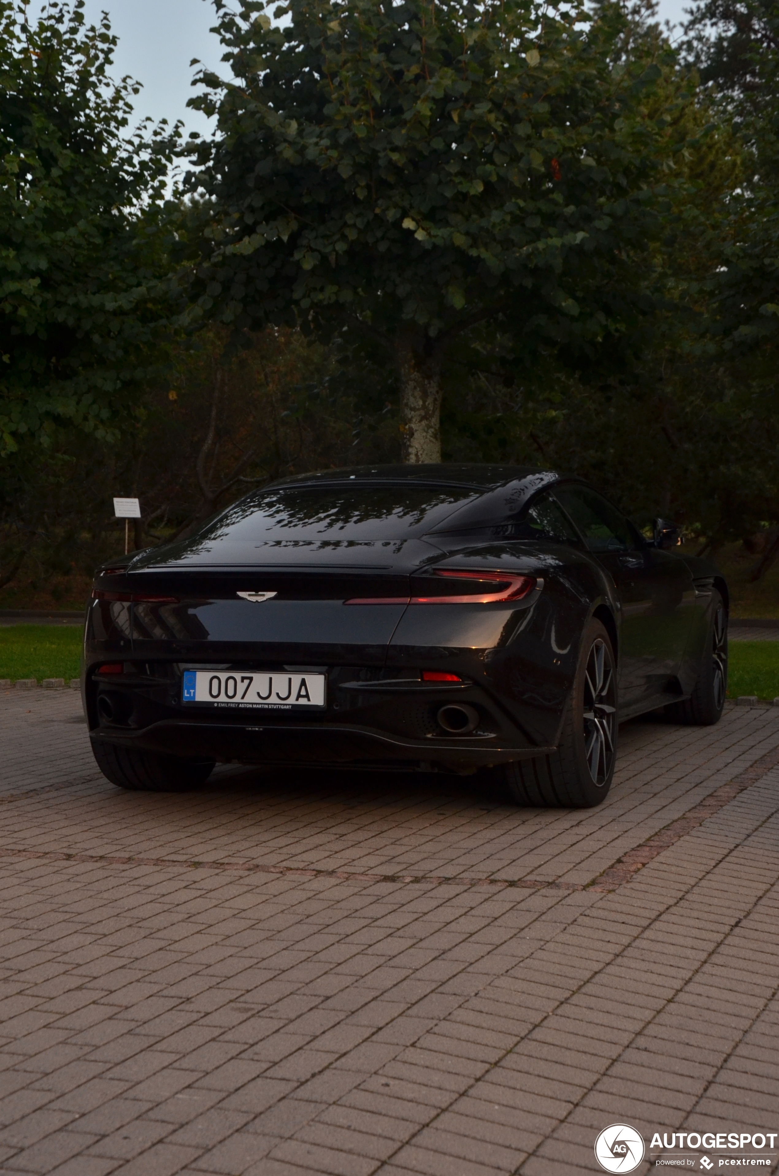 Aston Martin DB11 V8