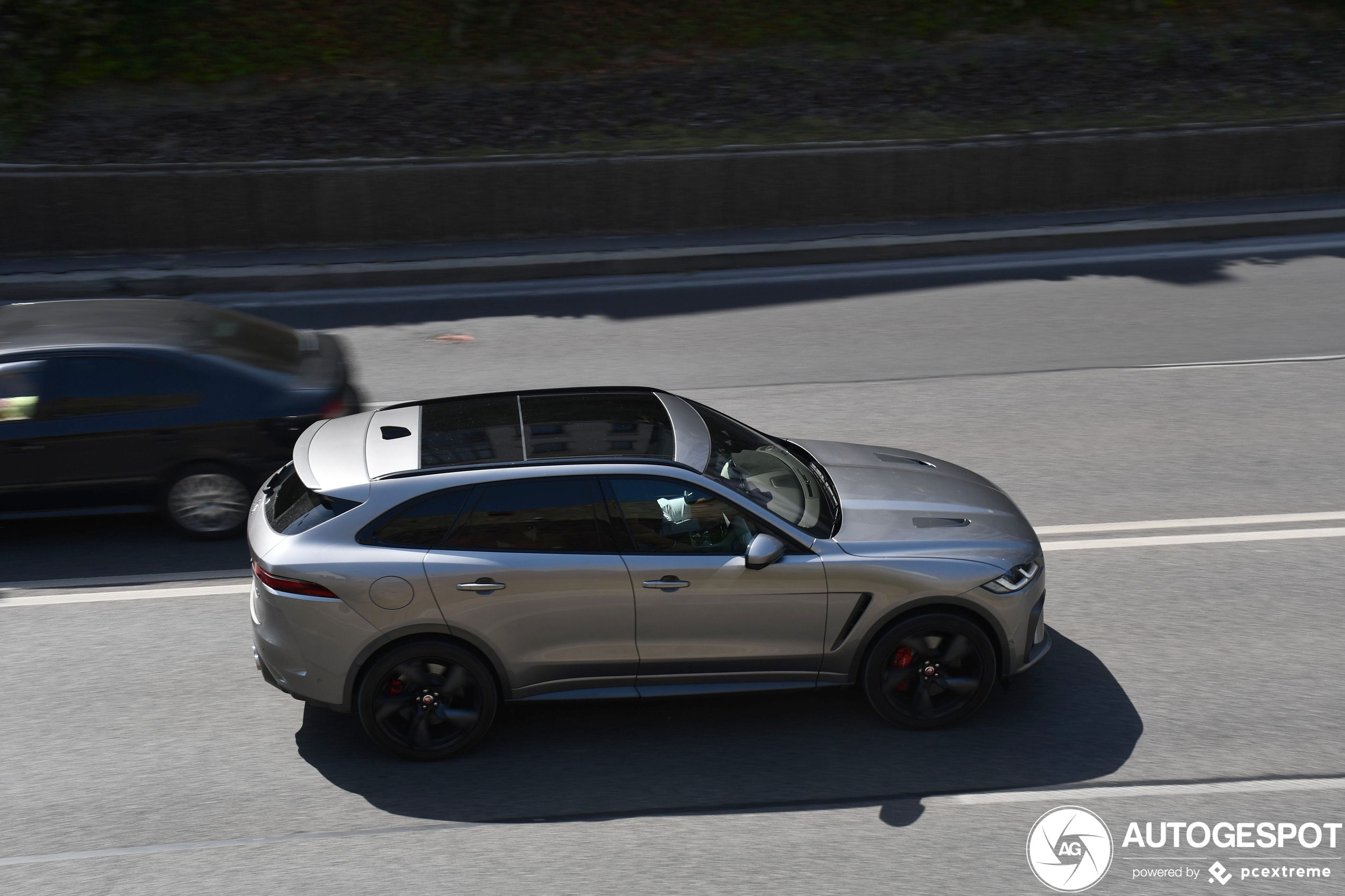 Jaguar F-PACE SVR