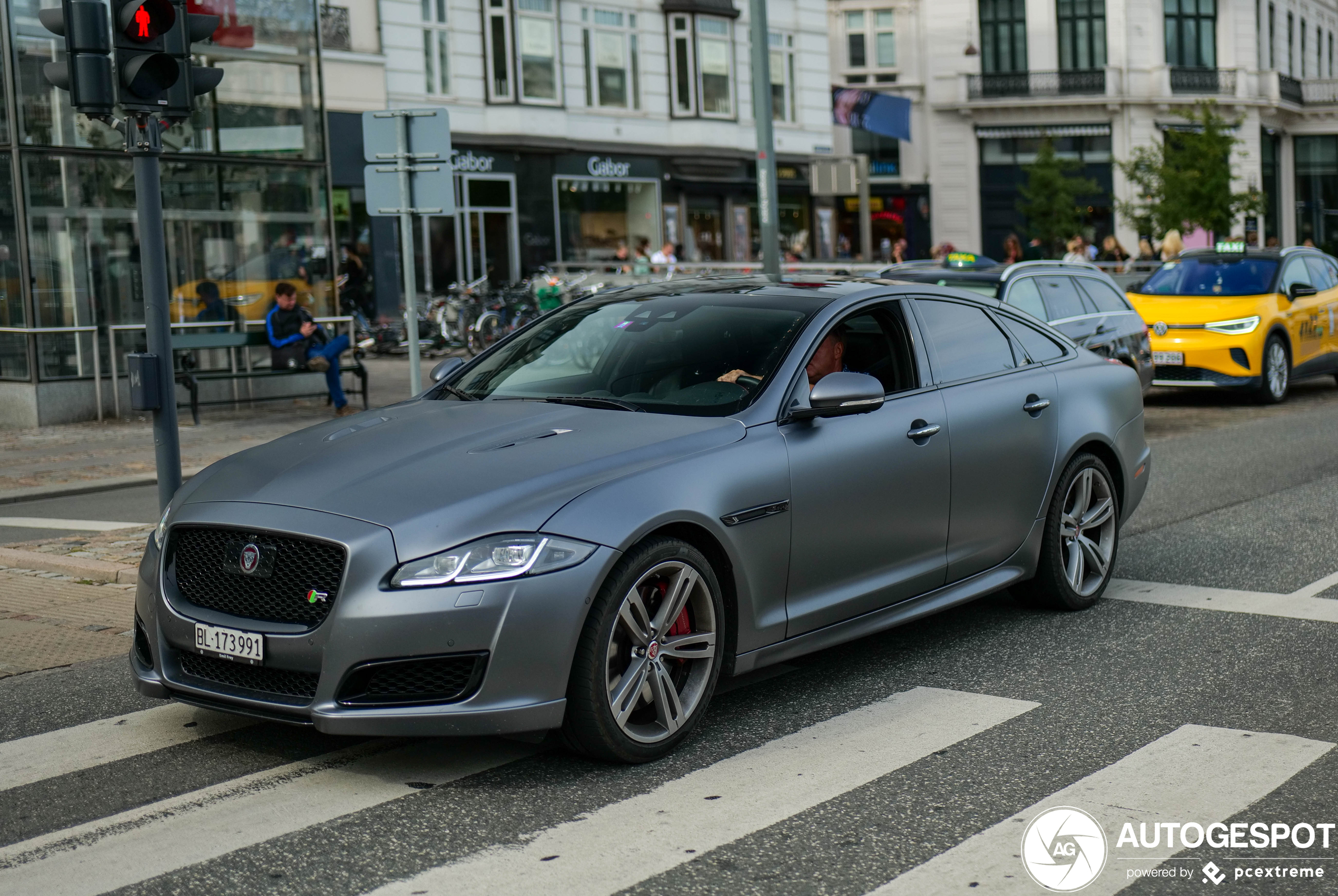 Jaguar XJR575