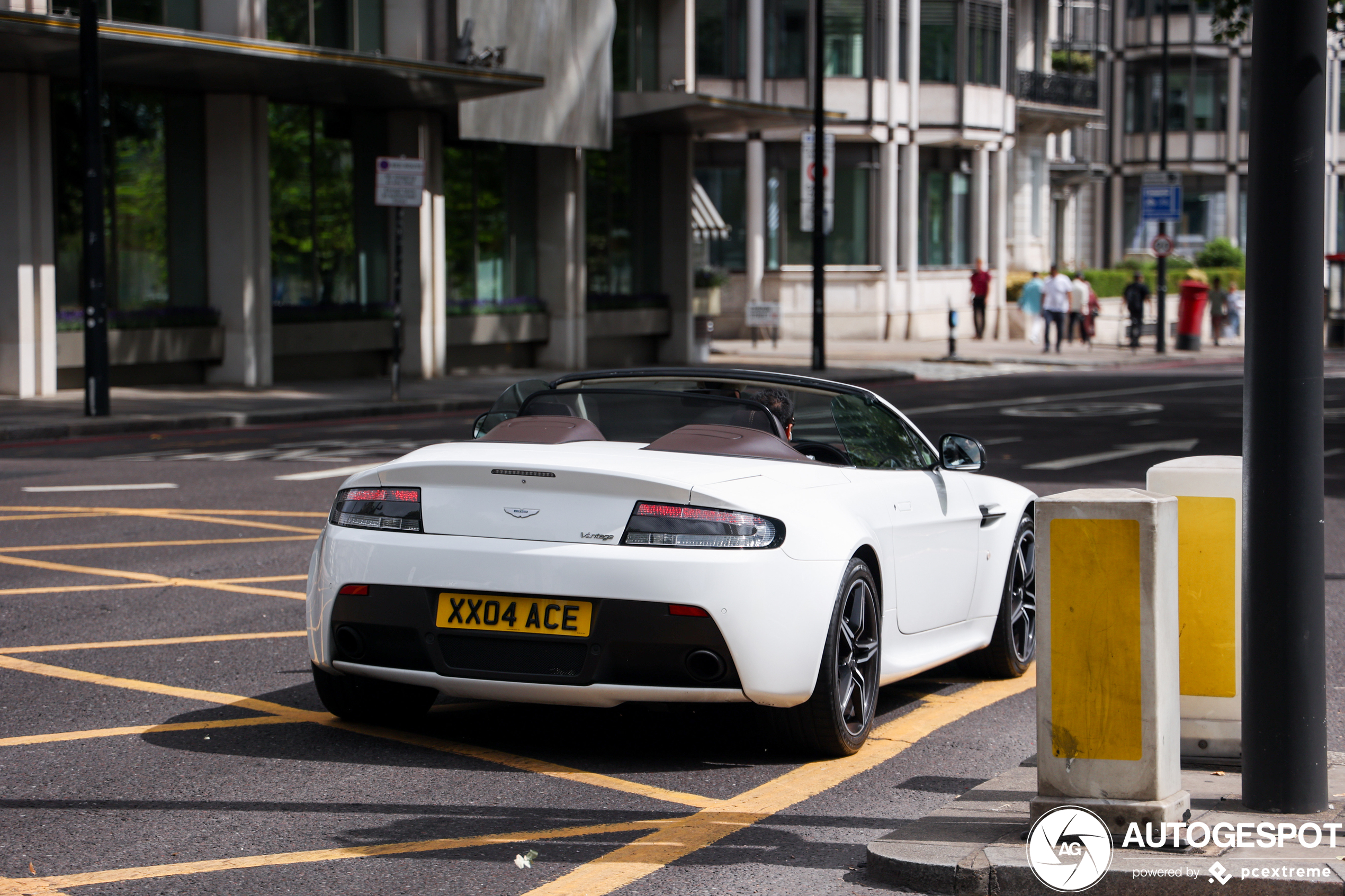 Aston Martin V8 Vantage Roadster 2012