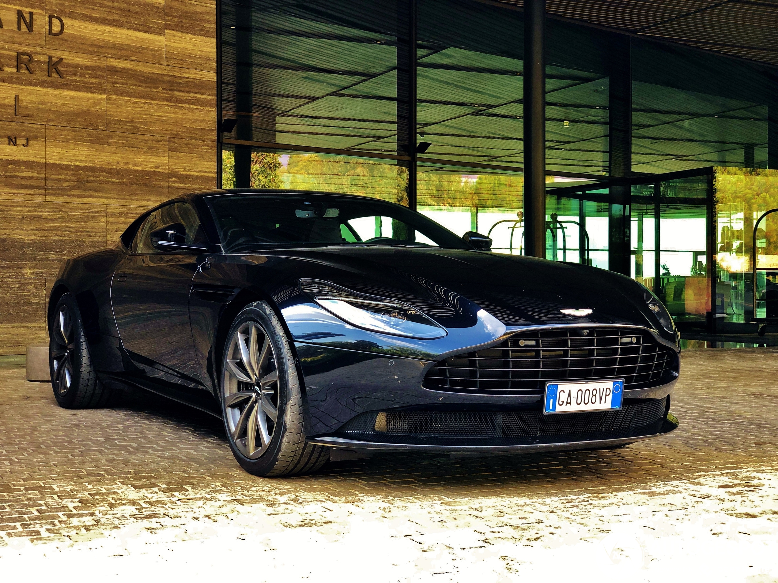 Aston Martin DB11 V8