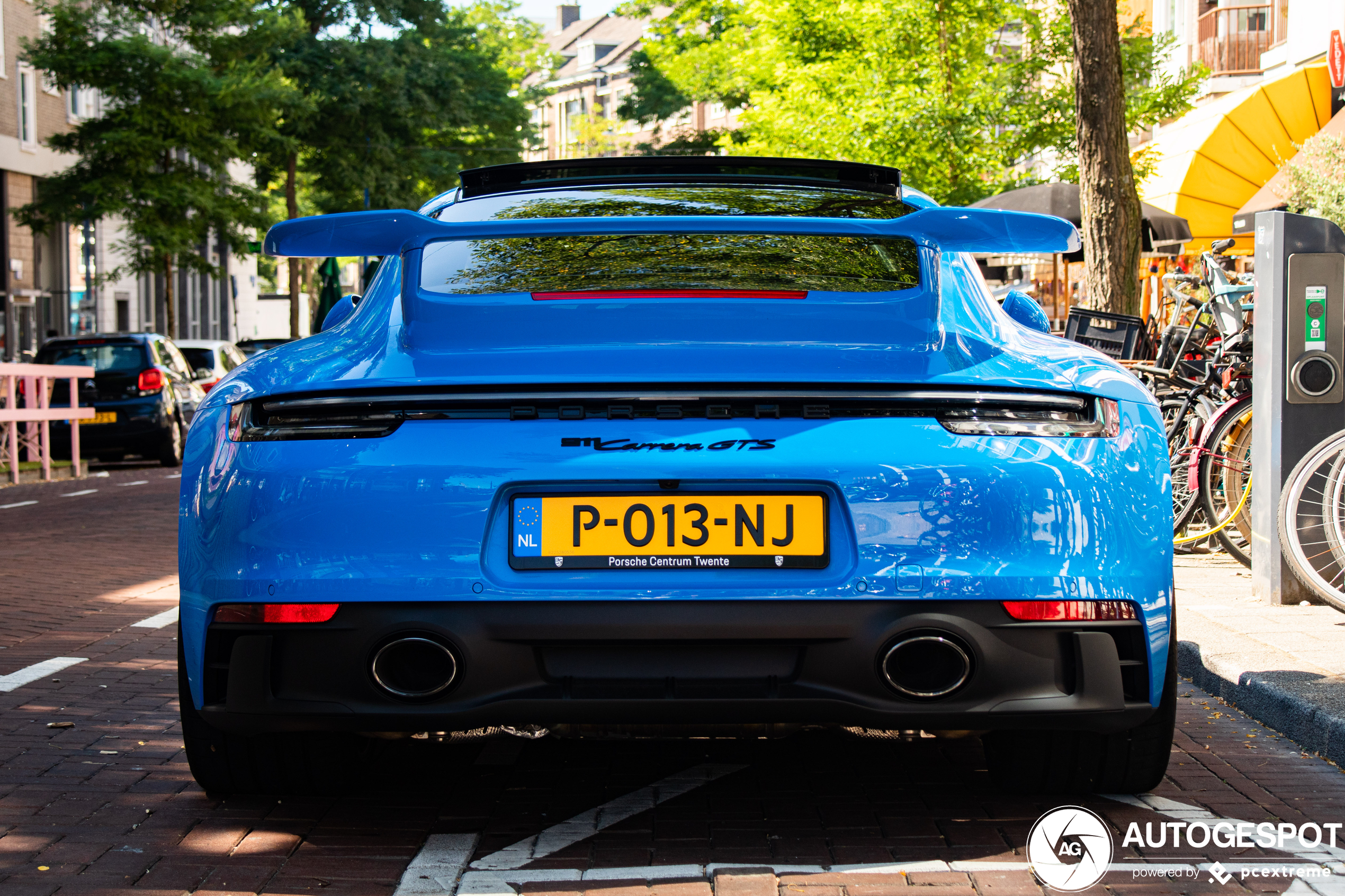 Porsche 992 Carrera GTS spat van je scherm