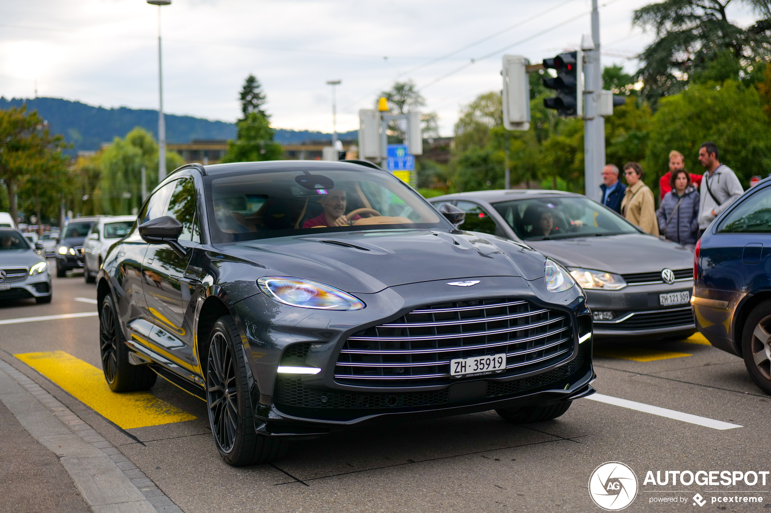 Aston Martin DBX707