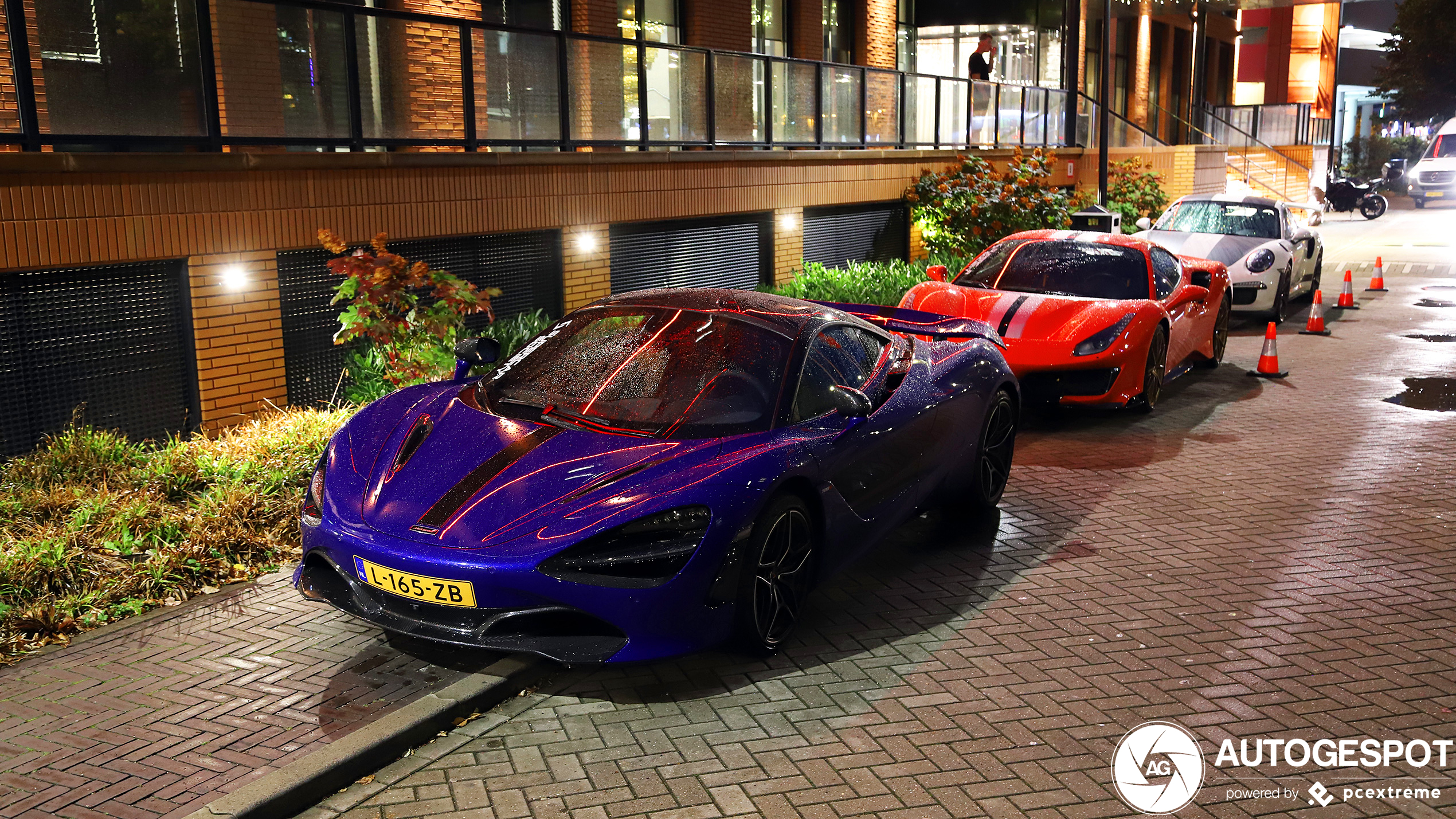 Nachtfoto's van een trio prijzige supercars